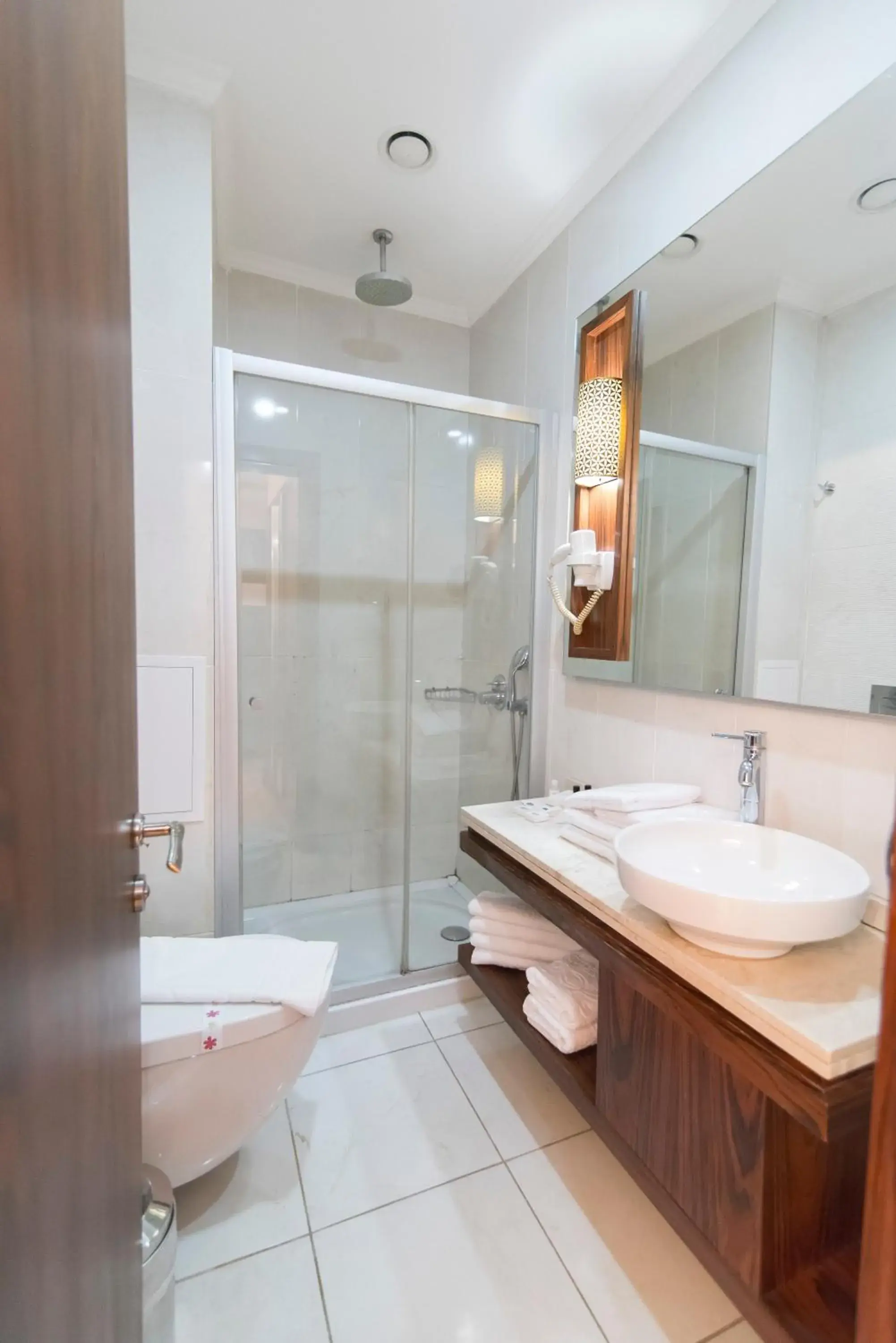 Shower, Bathroom in Midmar Hotel