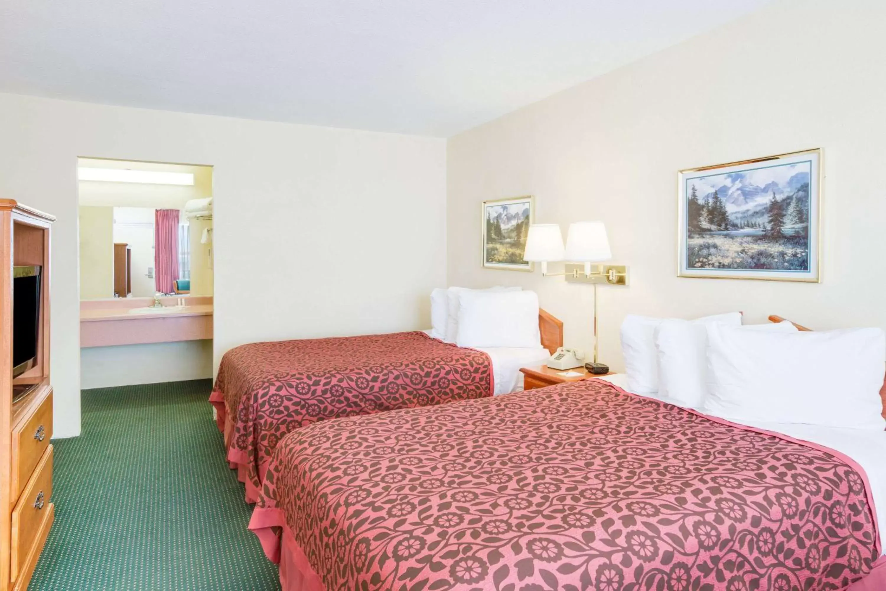 Photo of the whole room, Bed in Days Inn by Wyndham Newport