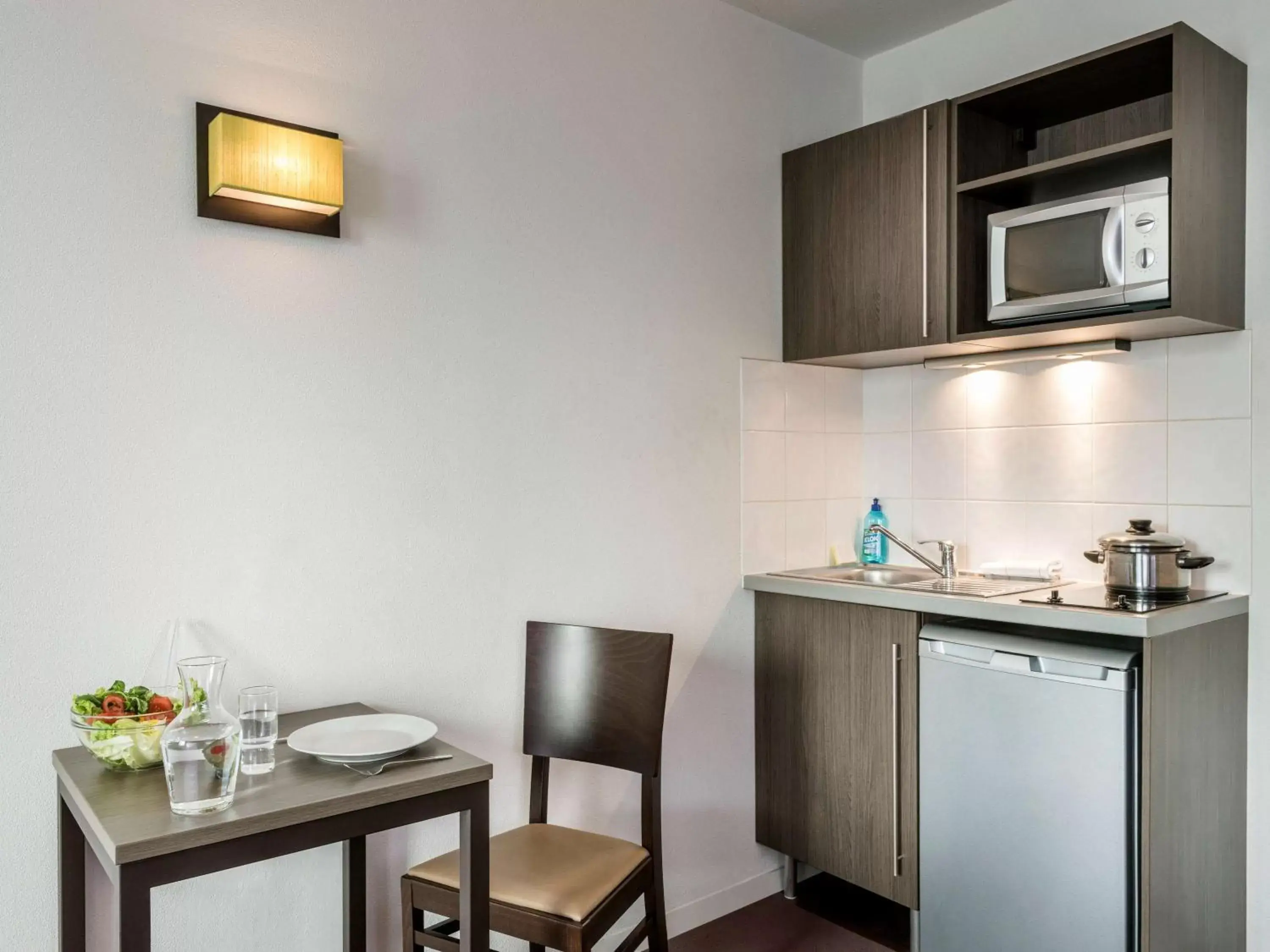 Photo of the whole room, Kitchen/Kitchenette in Aparthotel Adagio Access Nogent sur Marne