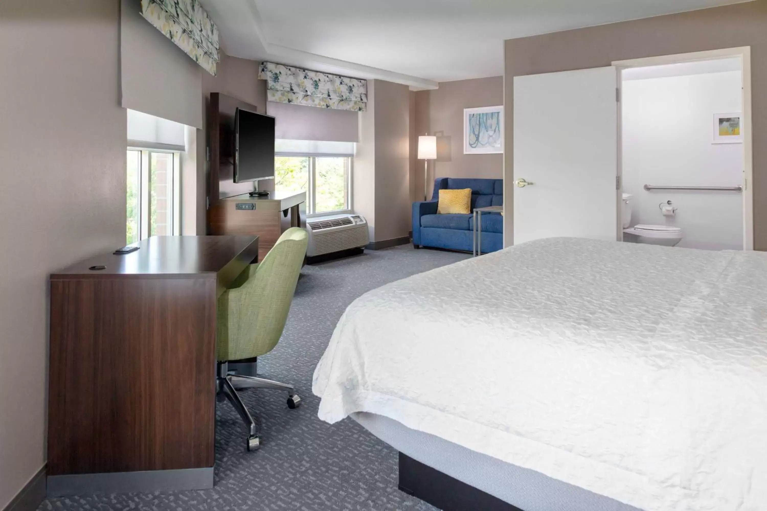 Bedroom in Hampton Inn & Suites Arlington Crystal City DCA
