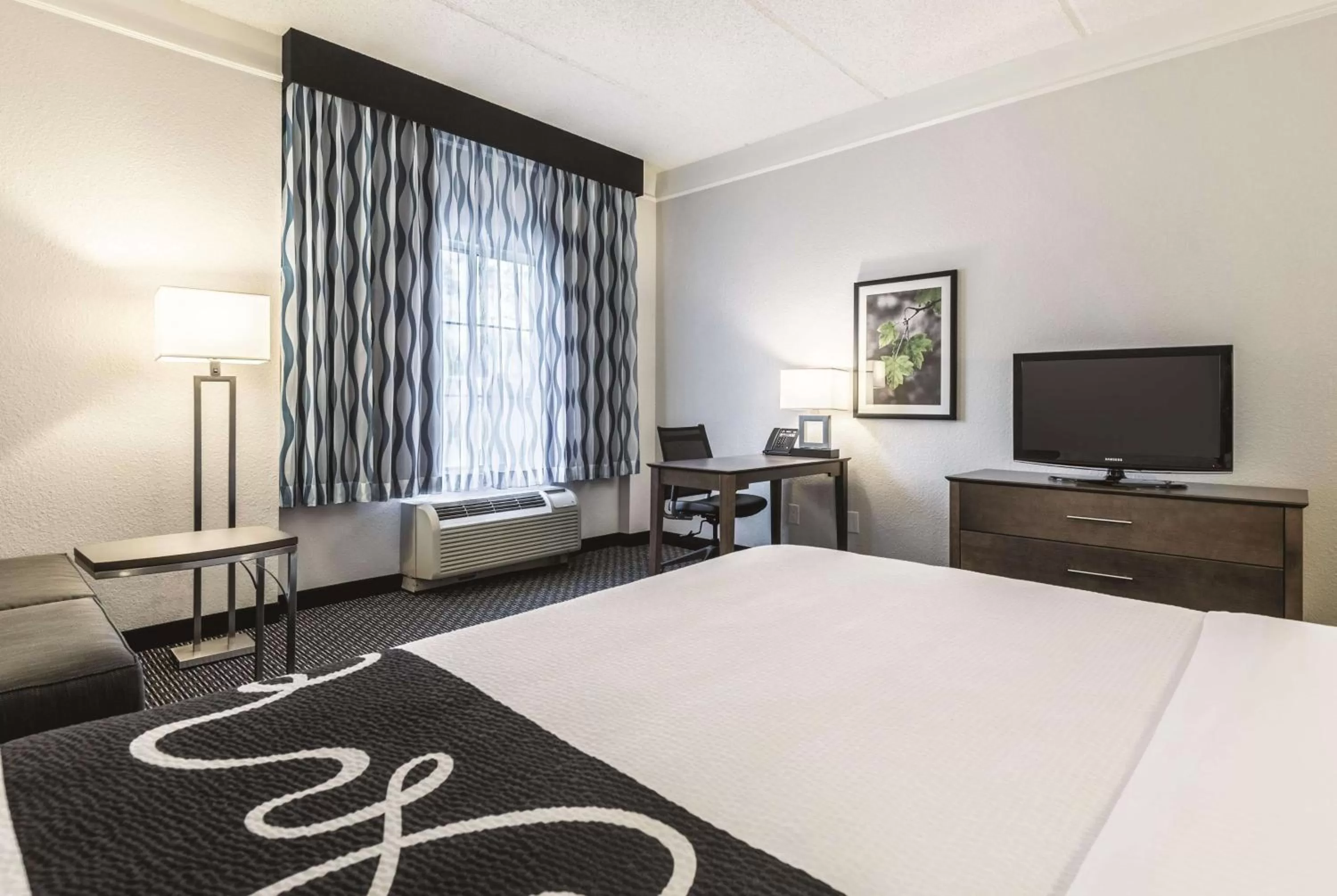 Photo of the whole room, Bed in La Quinta by Wyndham Orlando Lake Mary