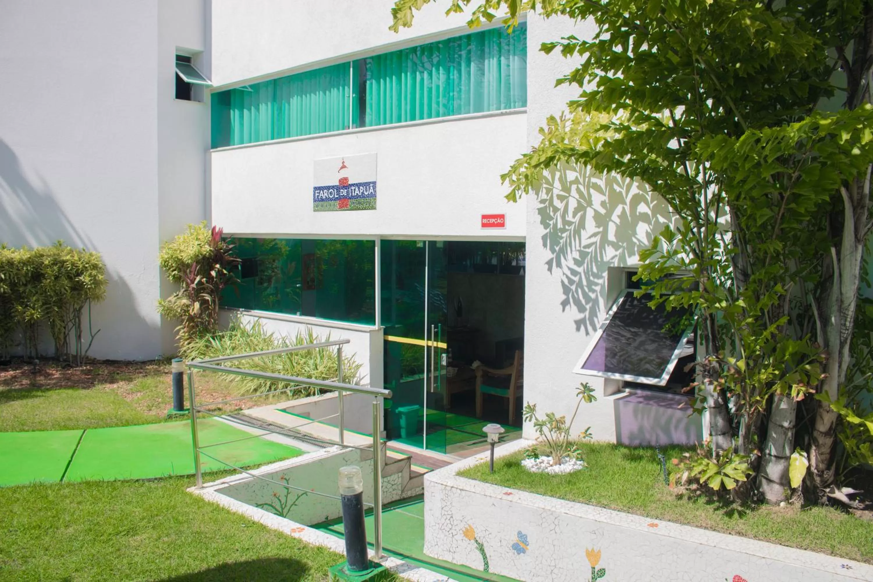 Communal lounge/ TV room in Farol de Itapuã Praia Hotel