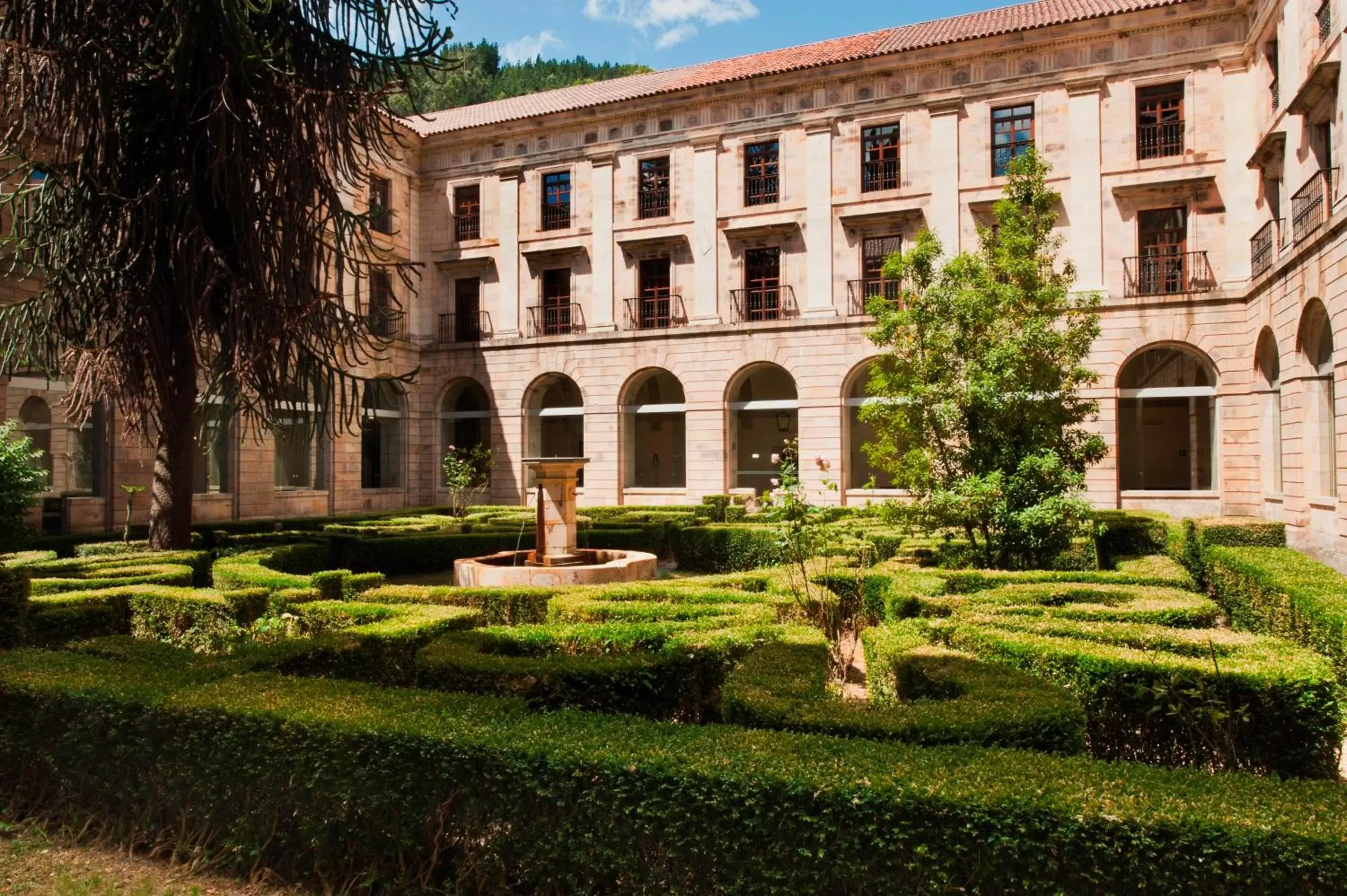 Garden, Property Building in Parador de Corias