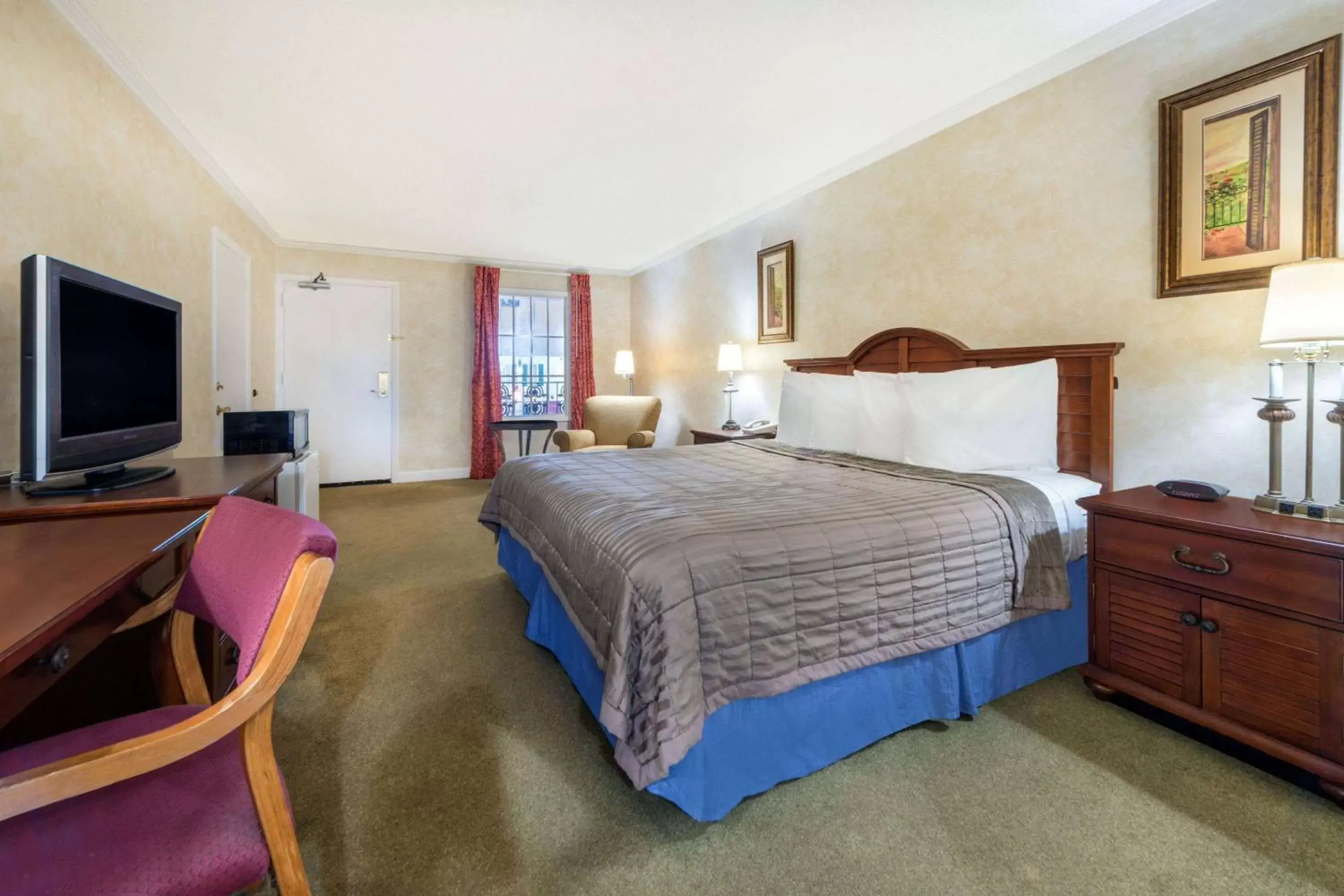 Photo of the whole room, Bed in Howard Johnson by Wyndham Burlington