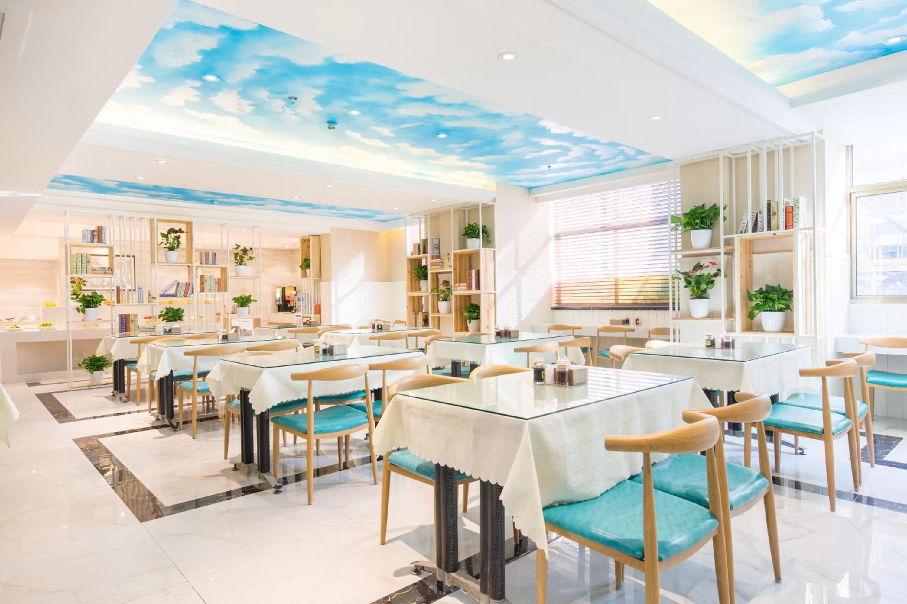 Restaurant/Places to Eat in Lingshang Hotel