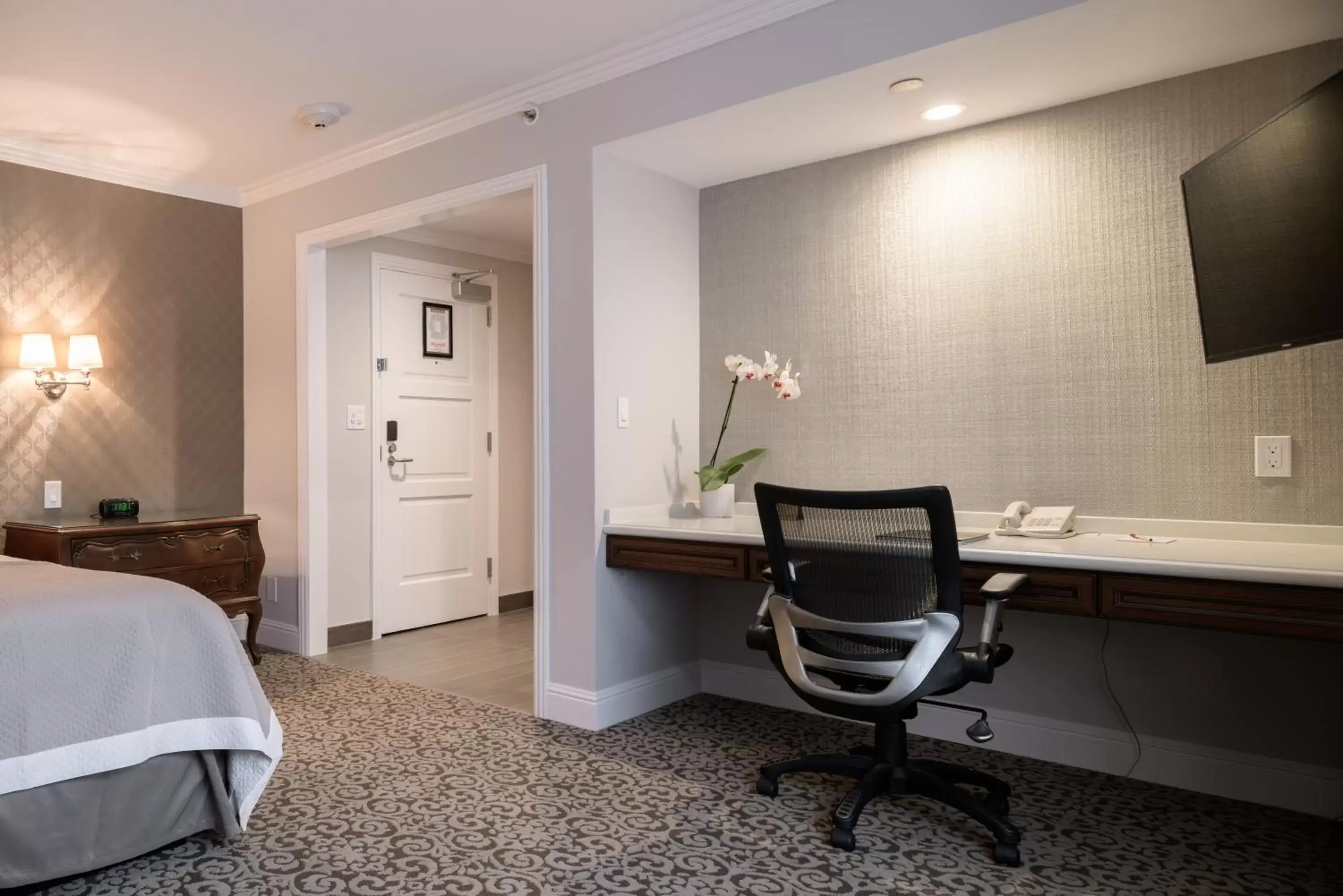 Seating area, Bed in Woodcrest Hotel Cupertino Seating area, Bed in Woodcrest Hotel Cupertino