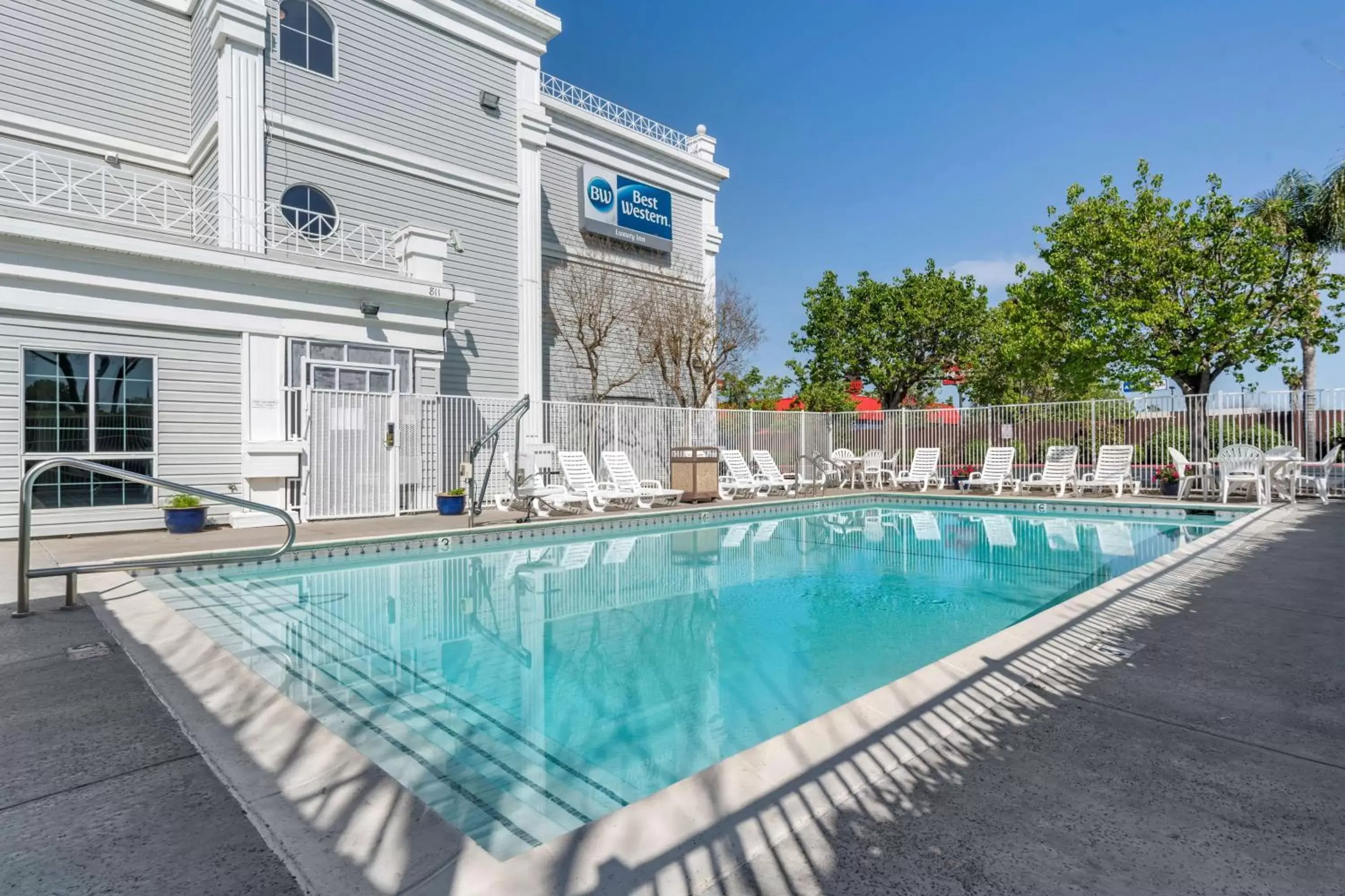 Activities, Swimming Pool in Best Western Luxury Inn