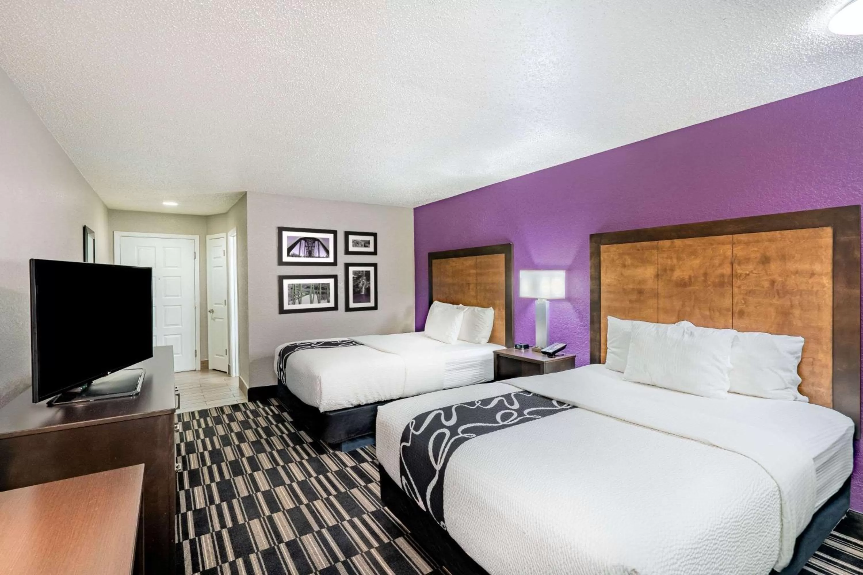 Photo of the whole room, Bed in La Quinta Inn by Wyndham El Dorado