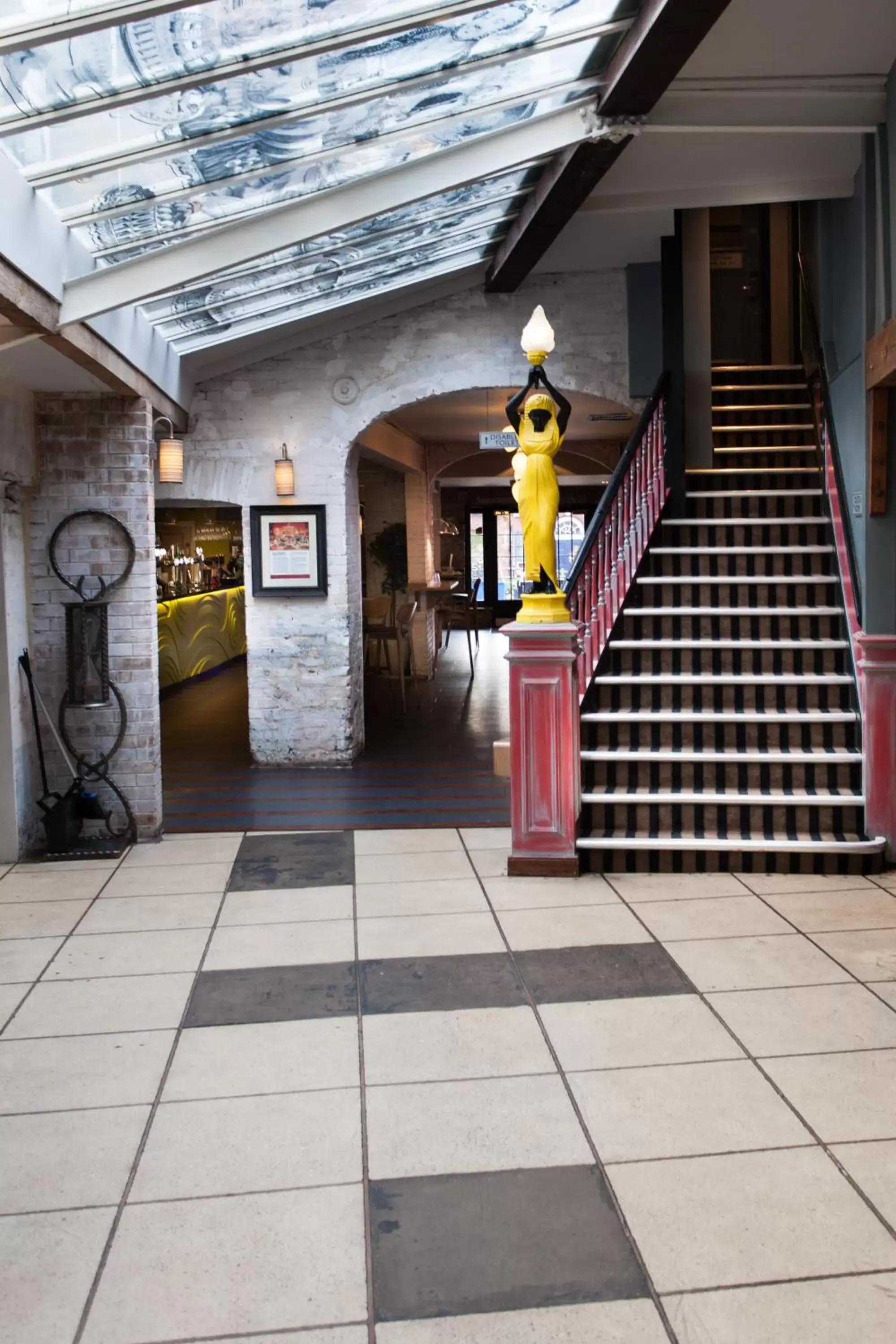 Lobby or reception in The King's Head Hotel Wetherspoon