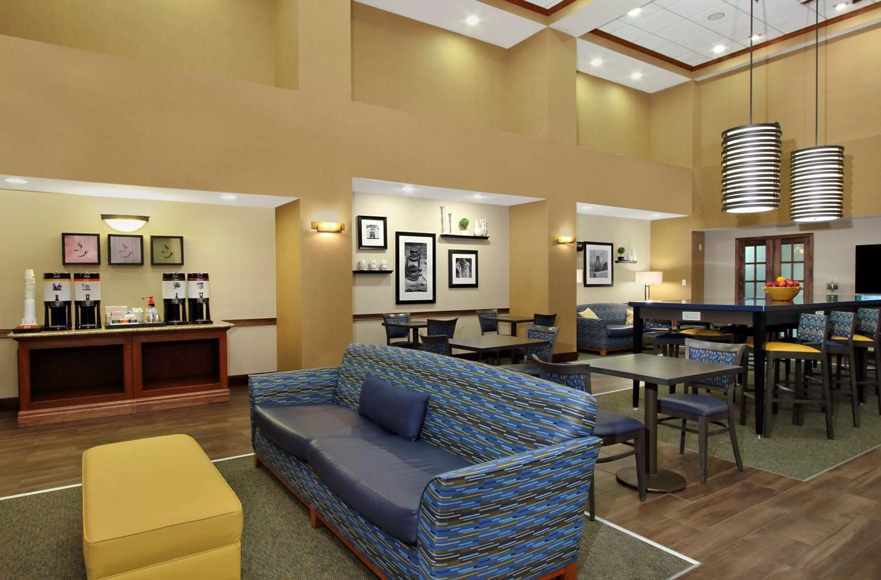 Lobby or reception in Hampton Inn & Suites Madisonville