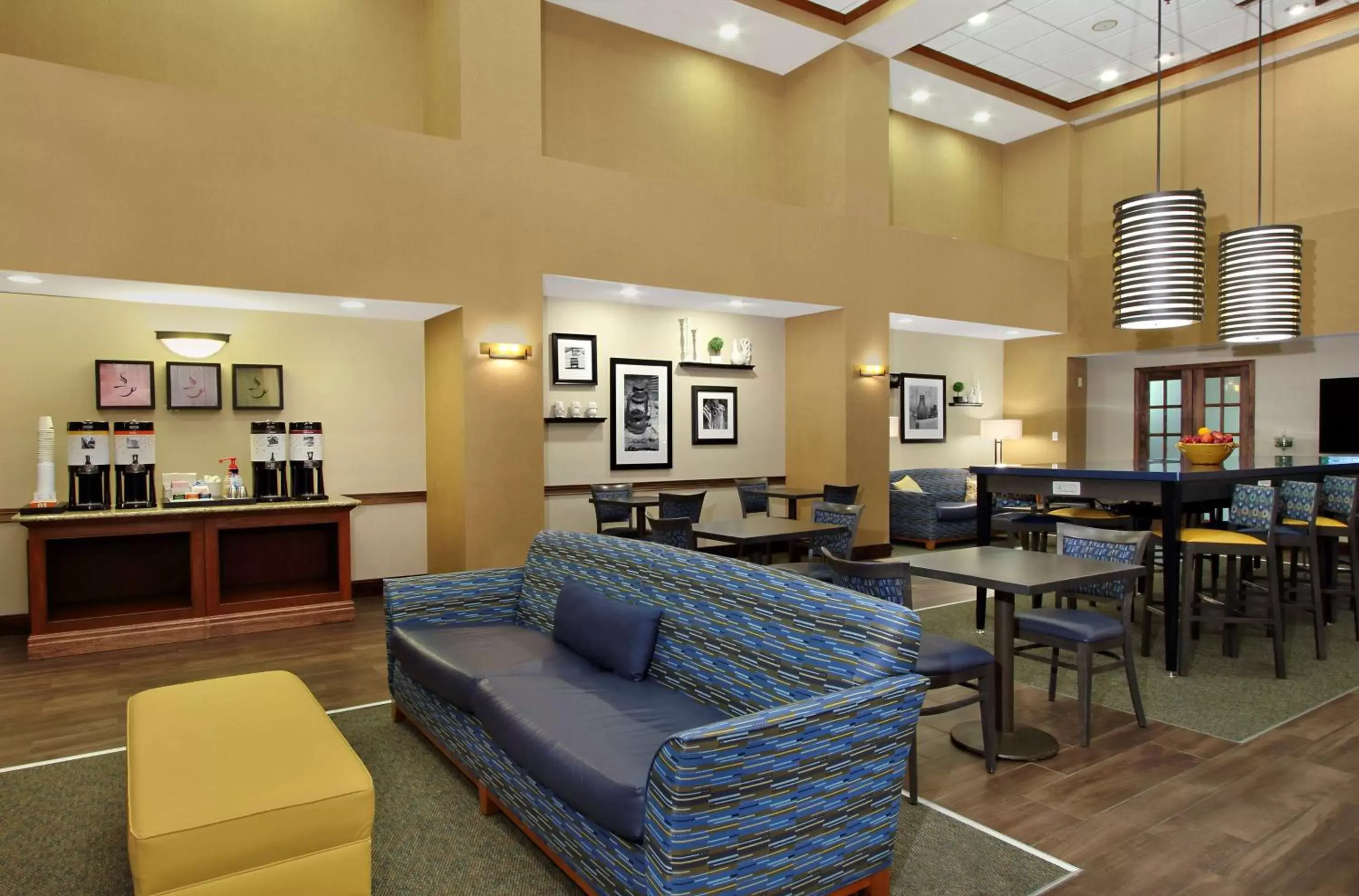 Lobby or reception, Lounge/Bar in Hampton Inn & Suites Madisonville