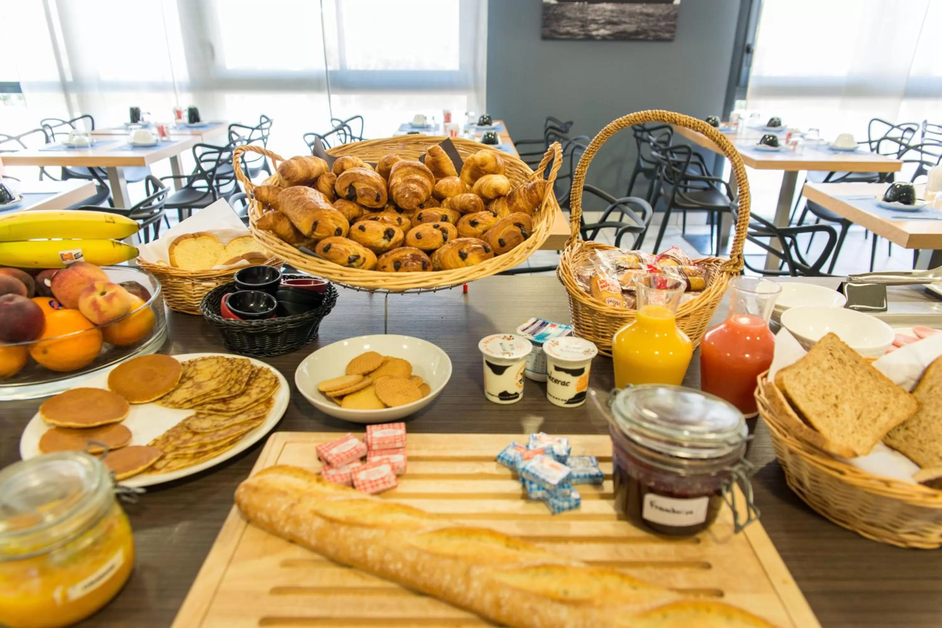 Buffet breakfast in Best Western Les Aureliades Saint Nazaire