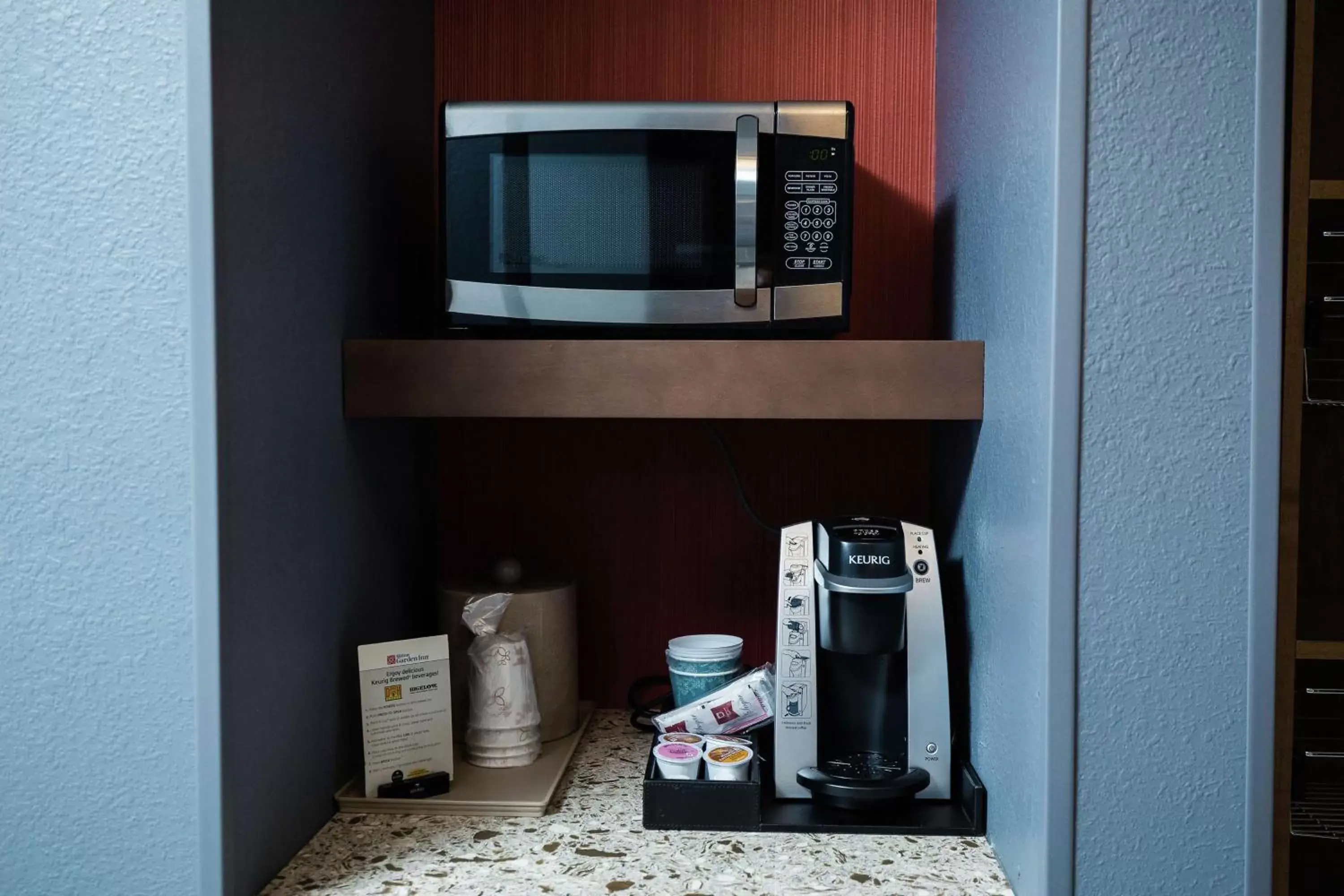 Photo of the whole room, Coffee/Tea Facilities in Hilton Garden Inn Atlanta Northpoint