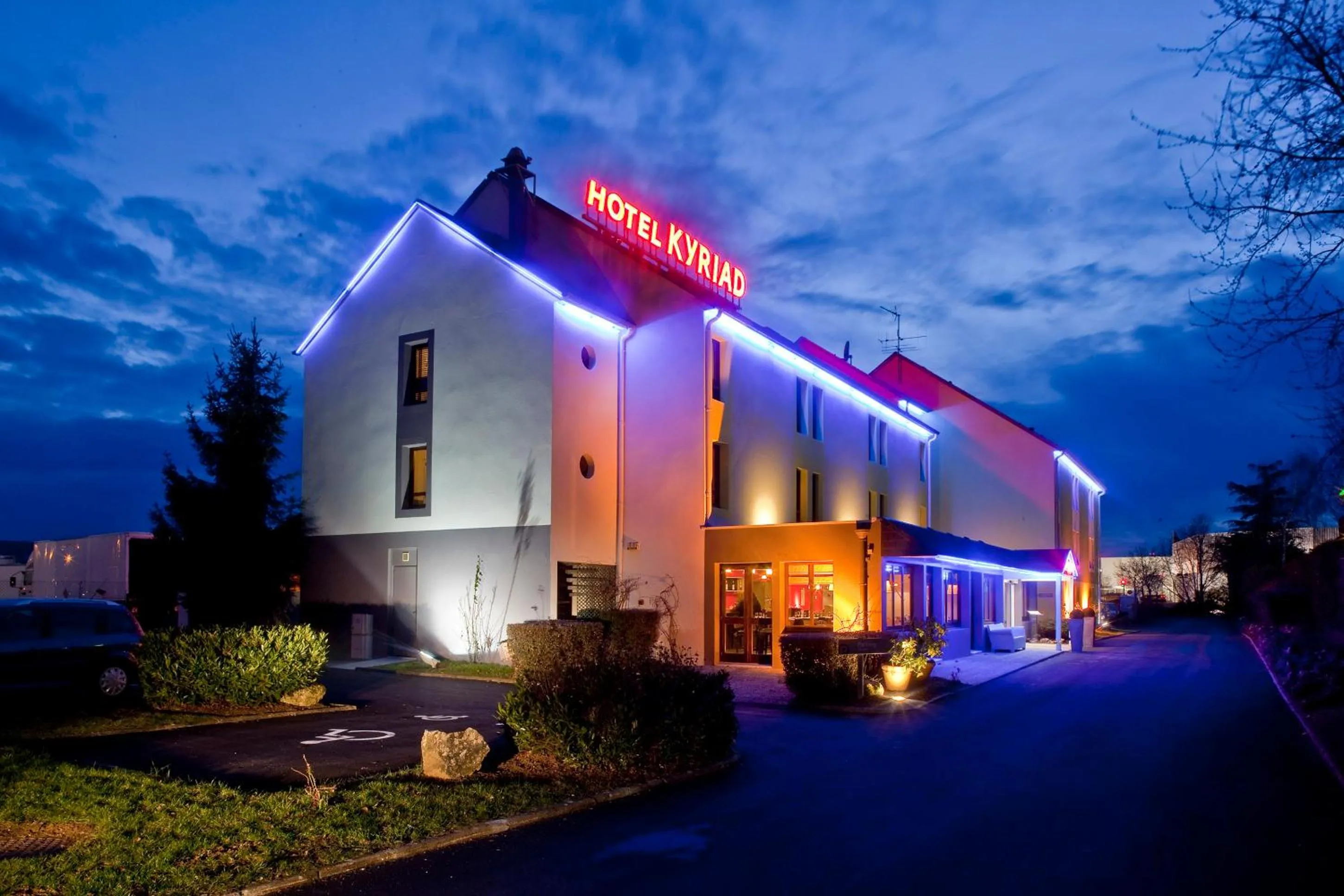 Facade/entrance in Kyriad Tours Sud - Chambray Lès Tours