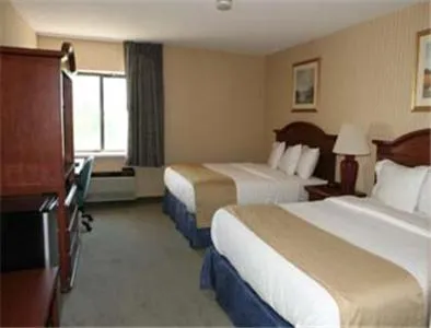 Photo of the whole room, Bed in Baymont by Wyndham Kalamazoo West