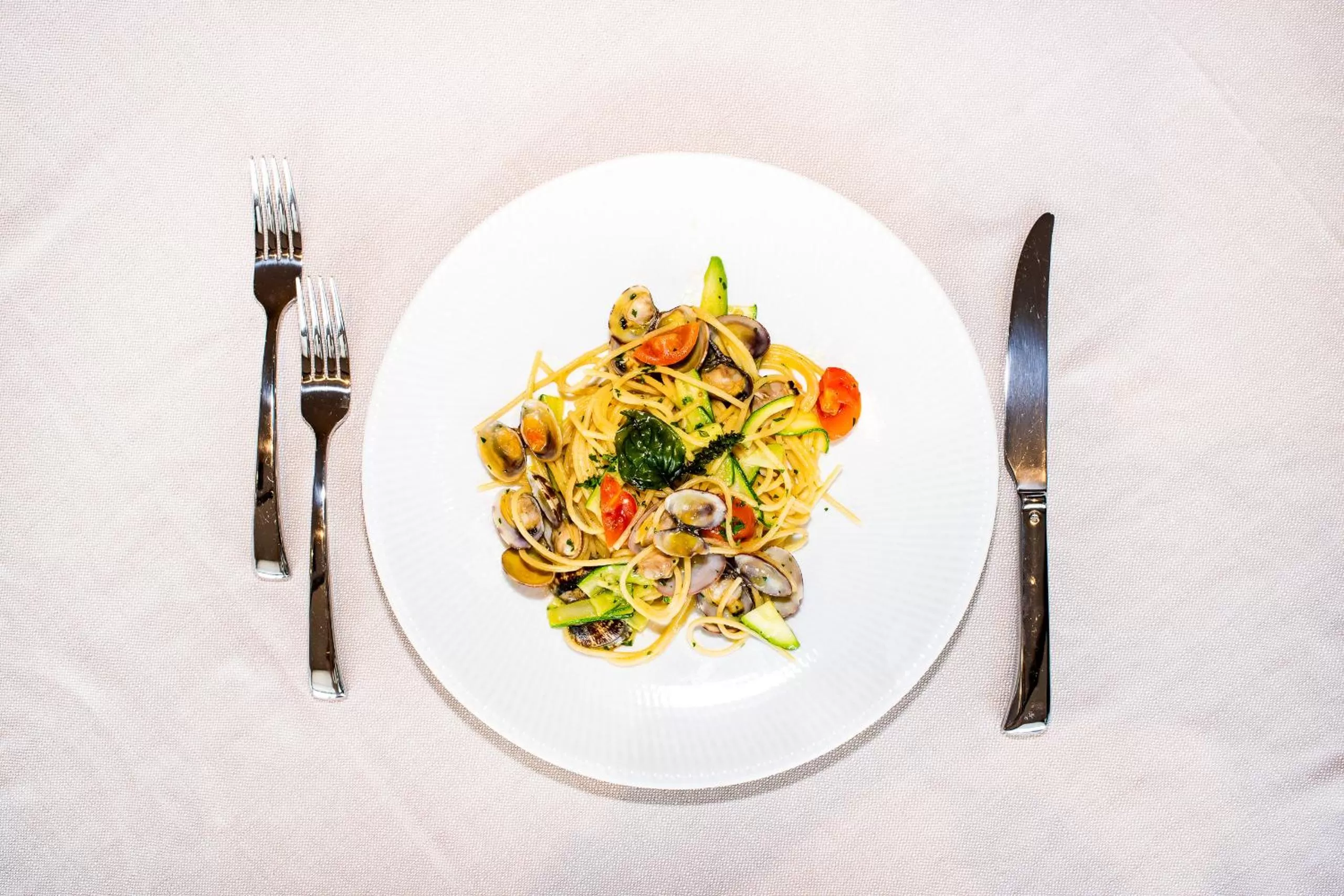 Restaurant/places to eat in M2 Hotel