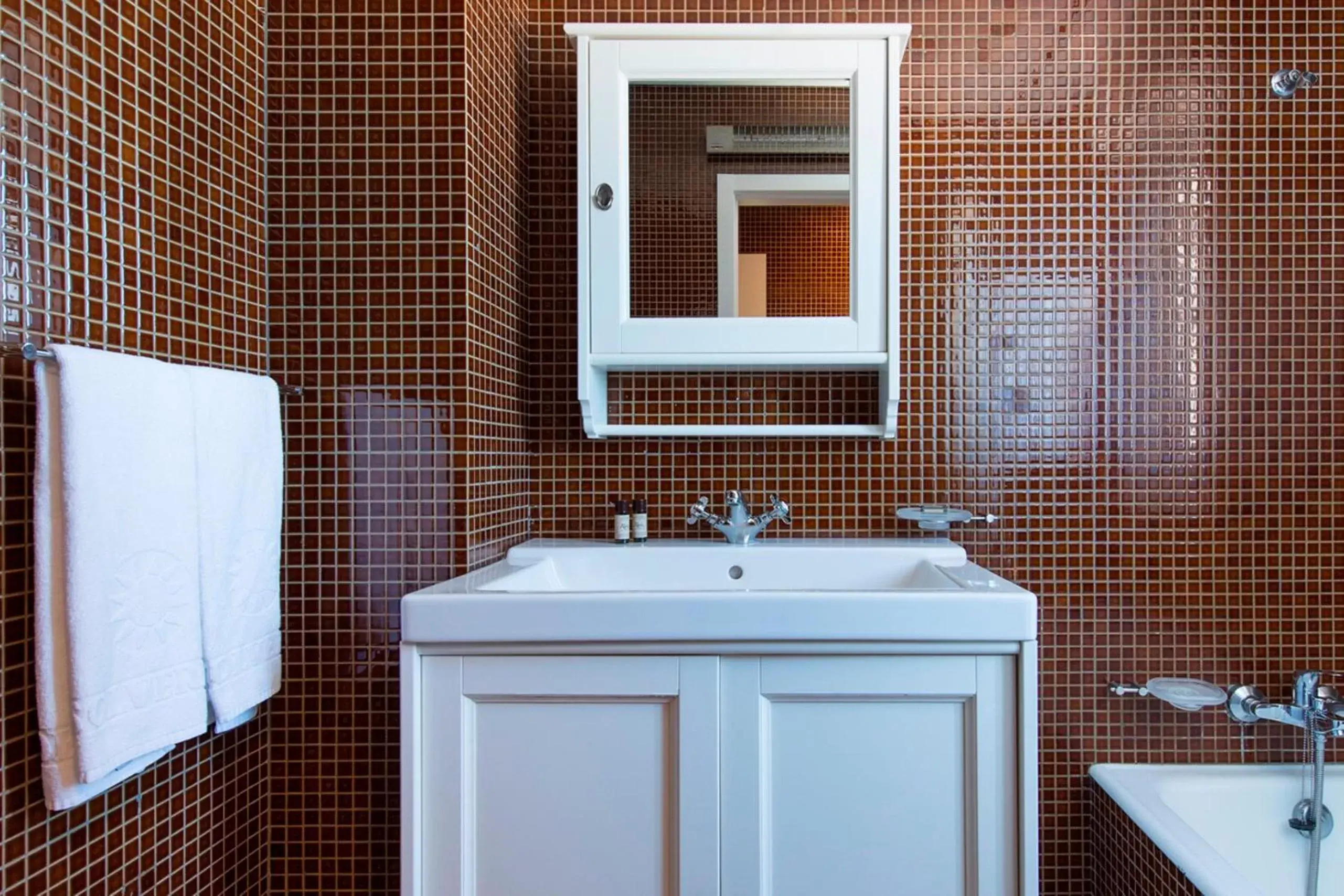 Toilet, Bathroom in Hotel Apartamento Solverde