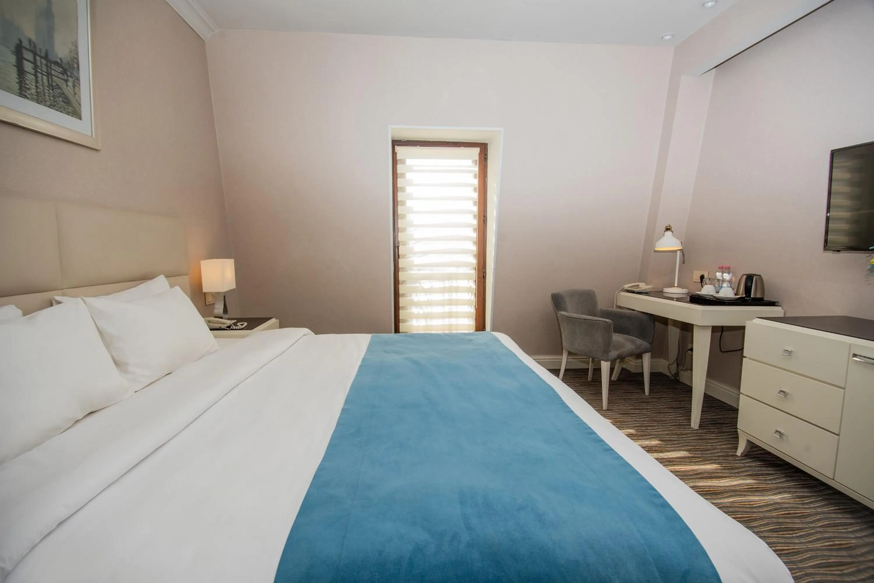 Bedroom, Bed in City Avenue Hotel