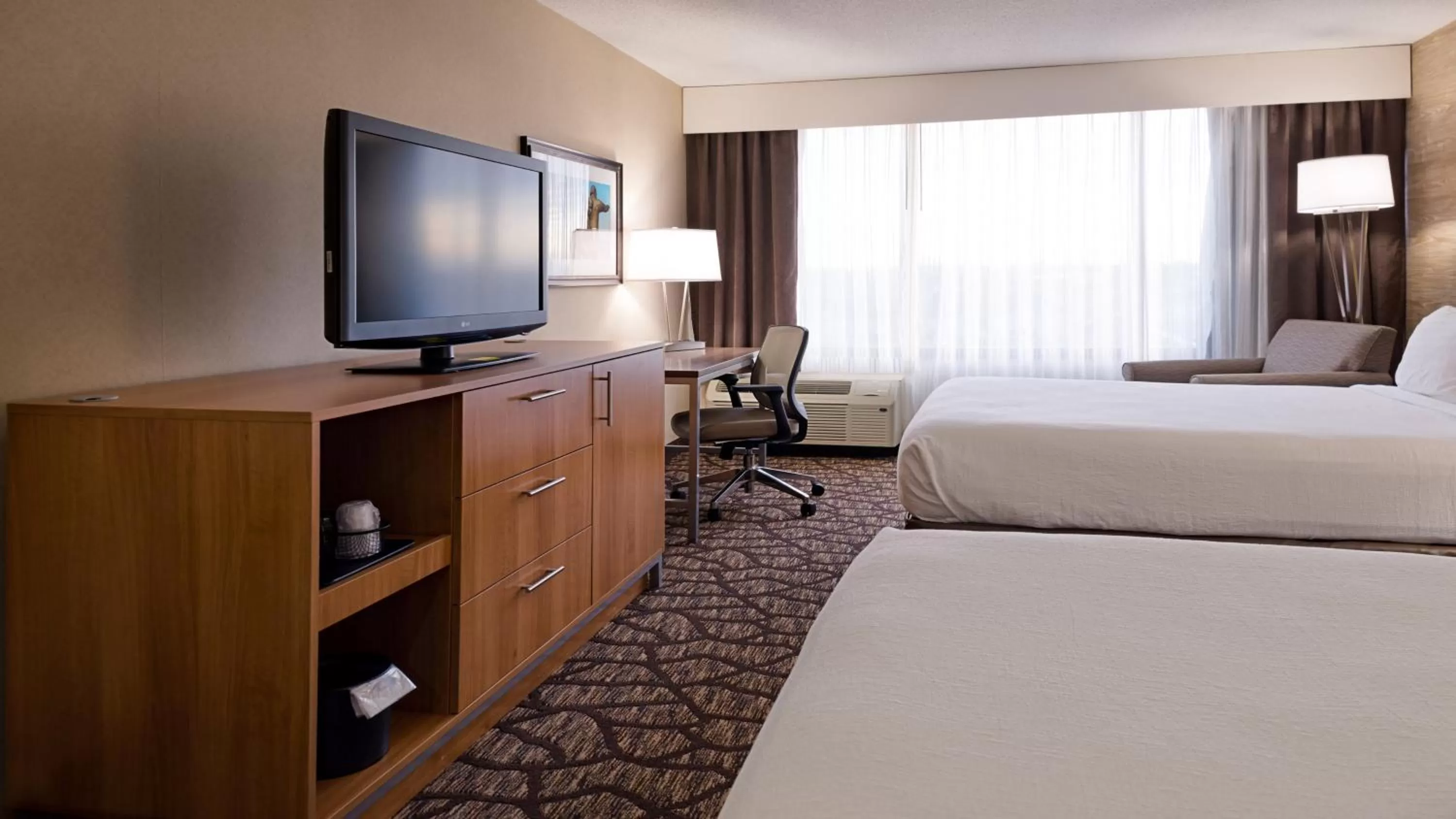 Photo of the whole room, Bed in Holiday Inn Hotel & Suites Warren by IHG