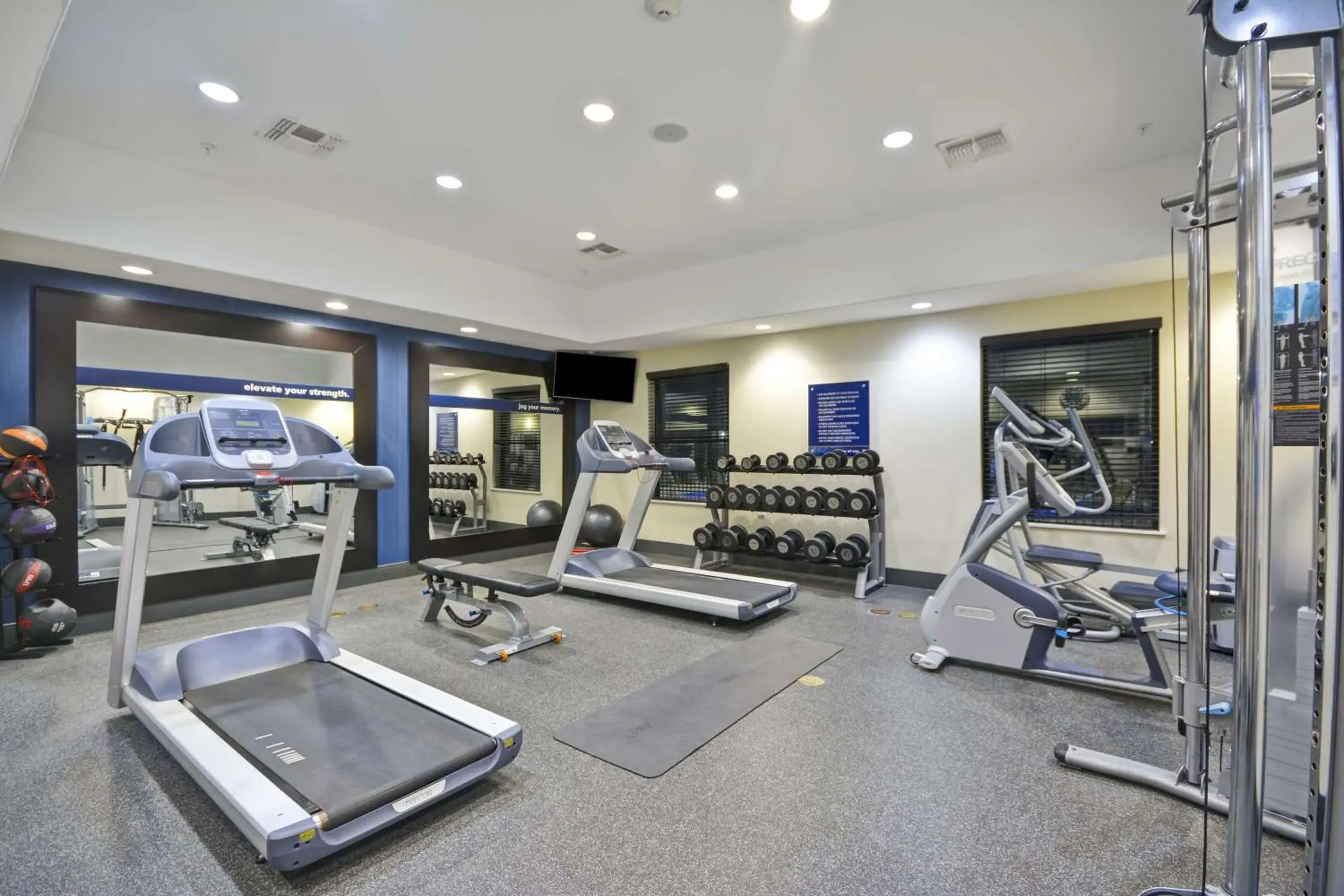 Fitness centre/facilities in Hampton Inn Kenedy Fitness centre/facilities in Hampton Inn Kenedy