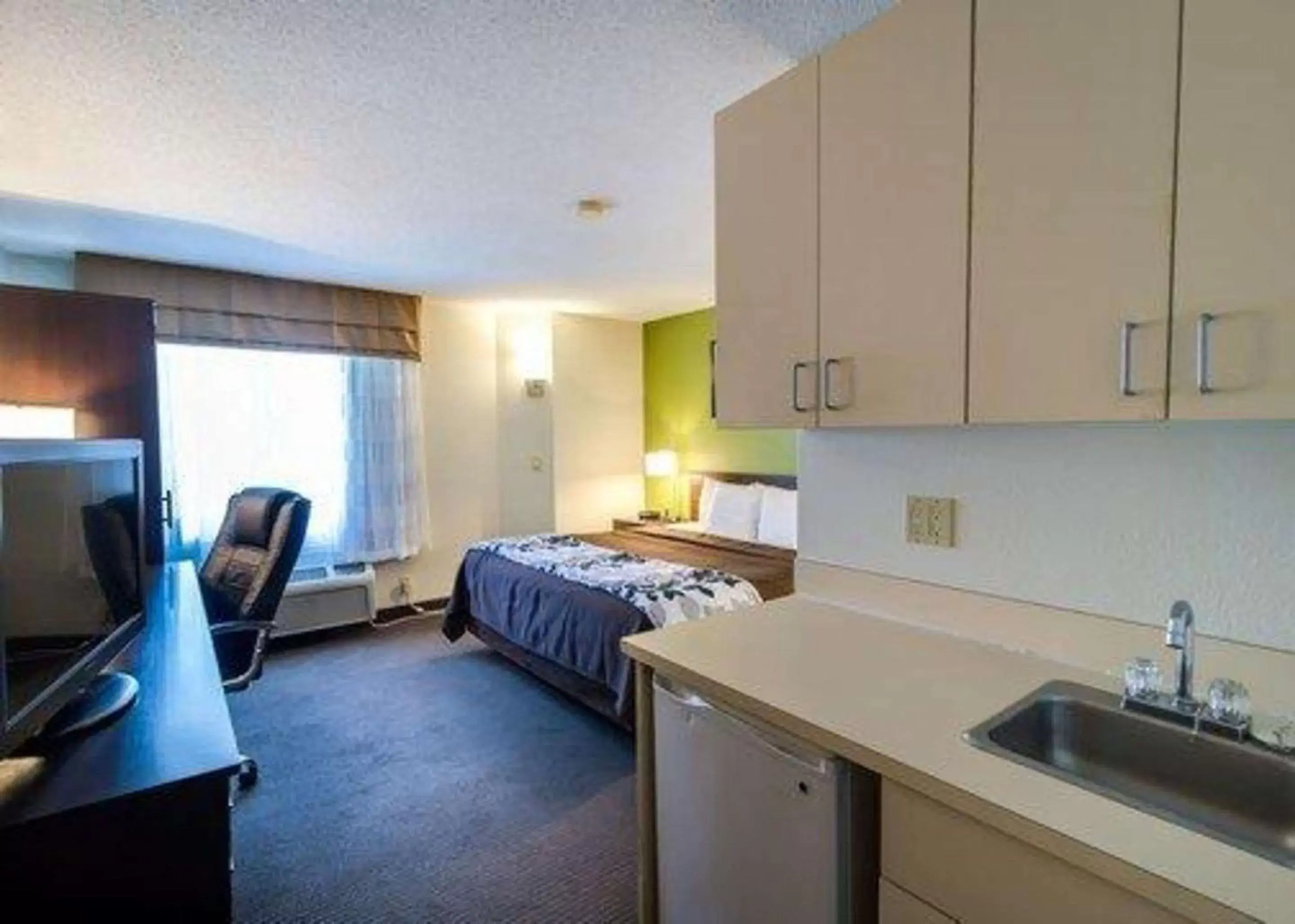 Photo of the whole room, Kitchen/Kitchenette in Sleep Inn Airport West Columbia