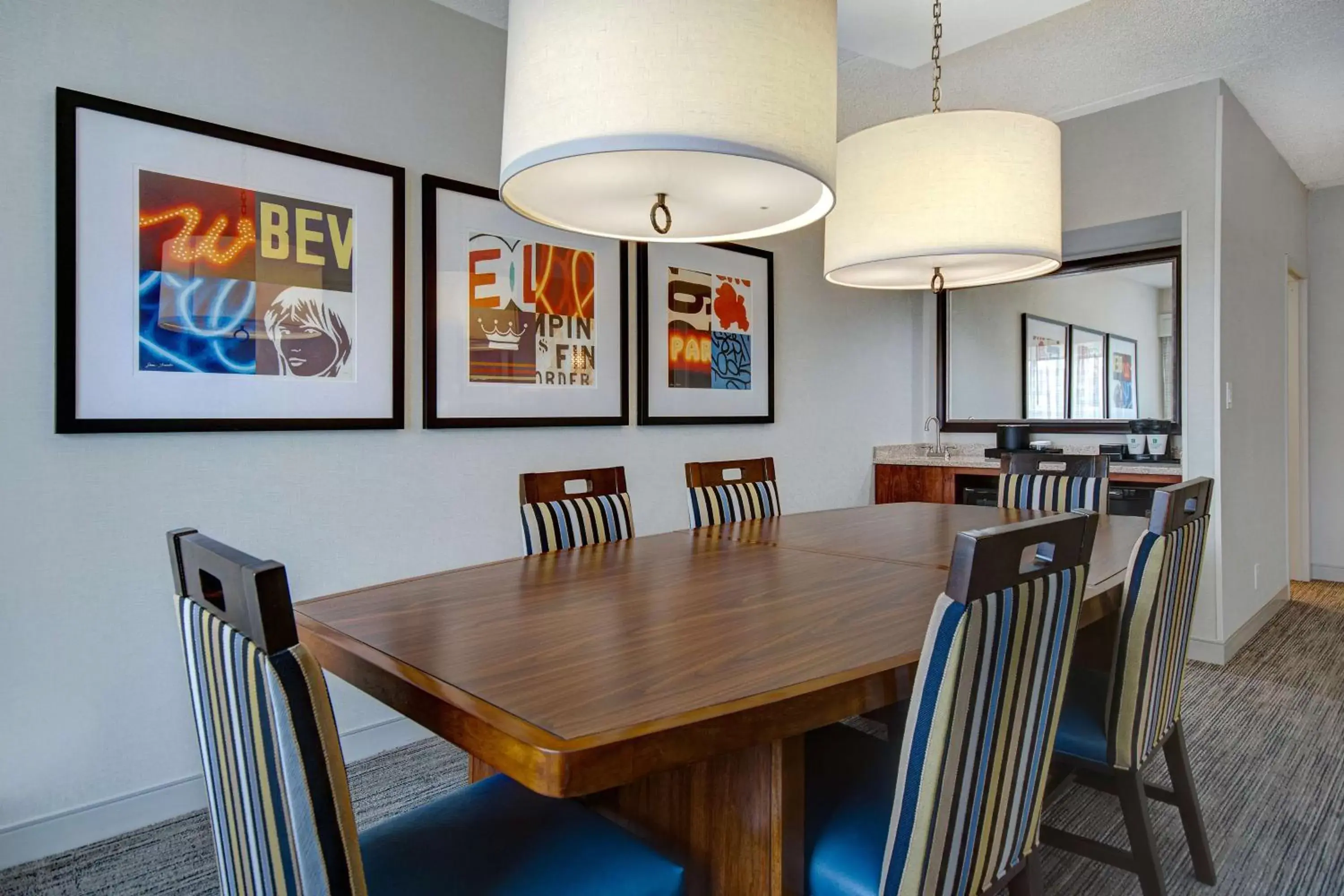 Living room, Restaurant/Places to Eat in Embassy Suites by Hilton Detroit Metro Airport