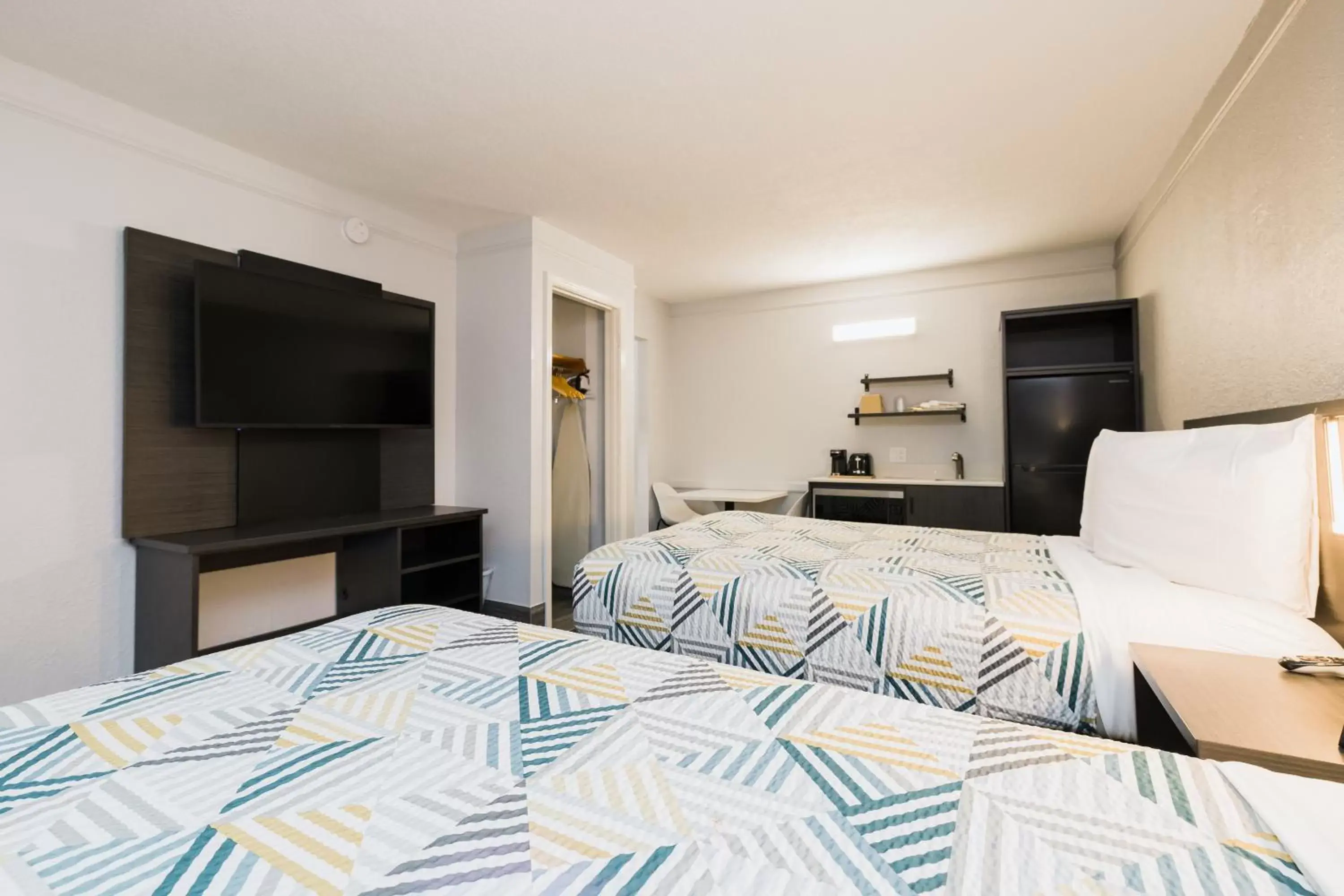 Bed in Studio 6 Baytown, Tx - Garth Road Bed in Studio 6 Baytown, Tx - Garth Road