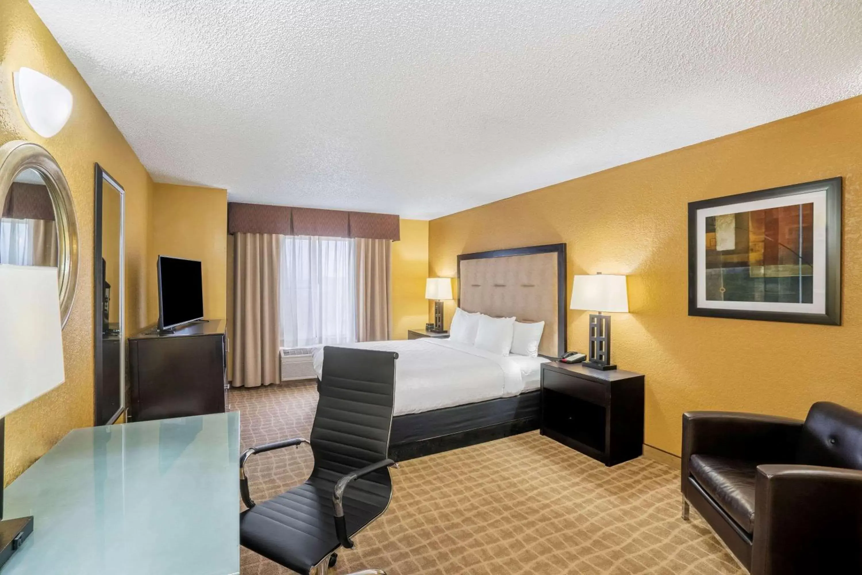 Photo of the whole room in La Quinta Inn & Suites by Wyndham Hot Springs