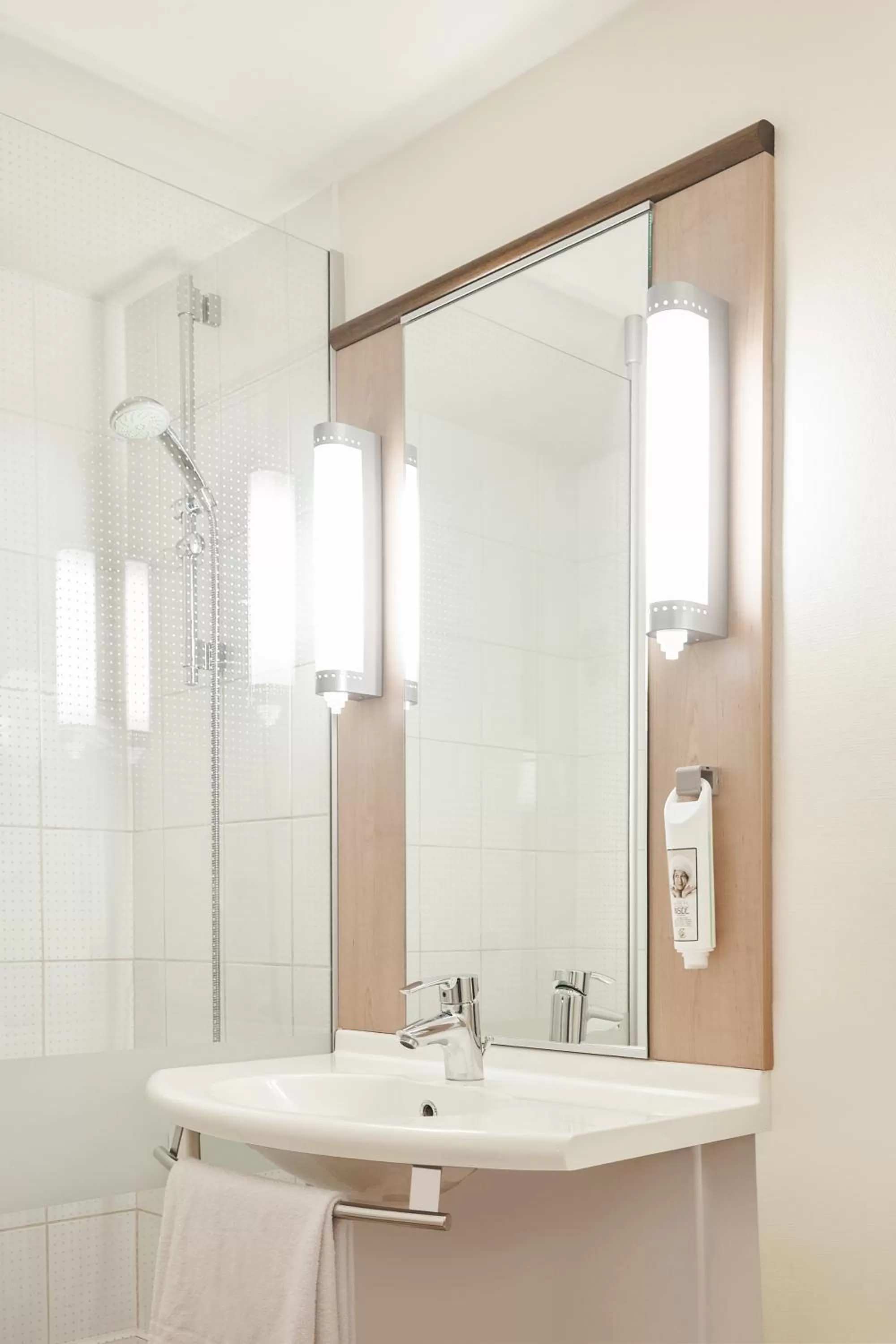 Shower in ibis Charleville Mézières