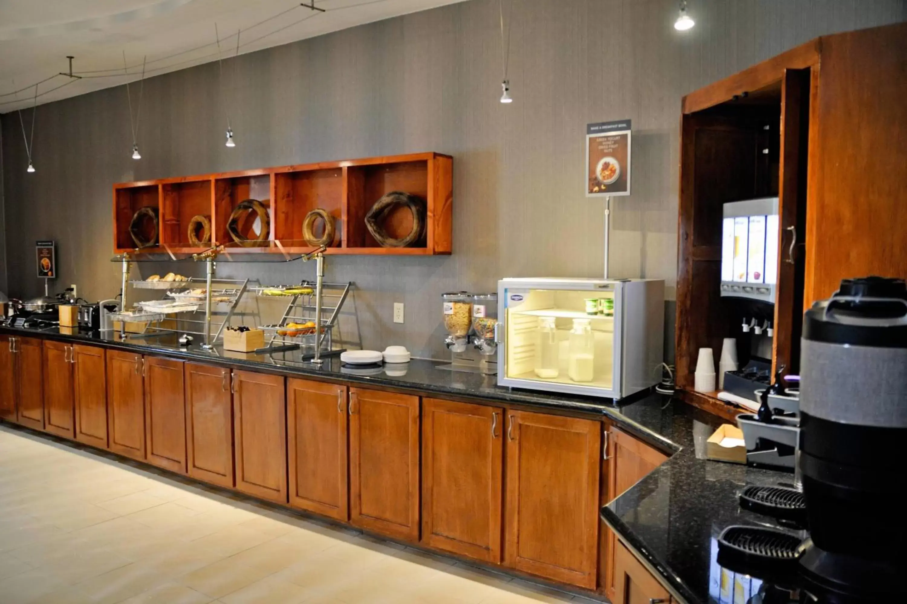 Breakfast, Kitchen/Kitchenette in SpringHill Suites Houston Katy Mills