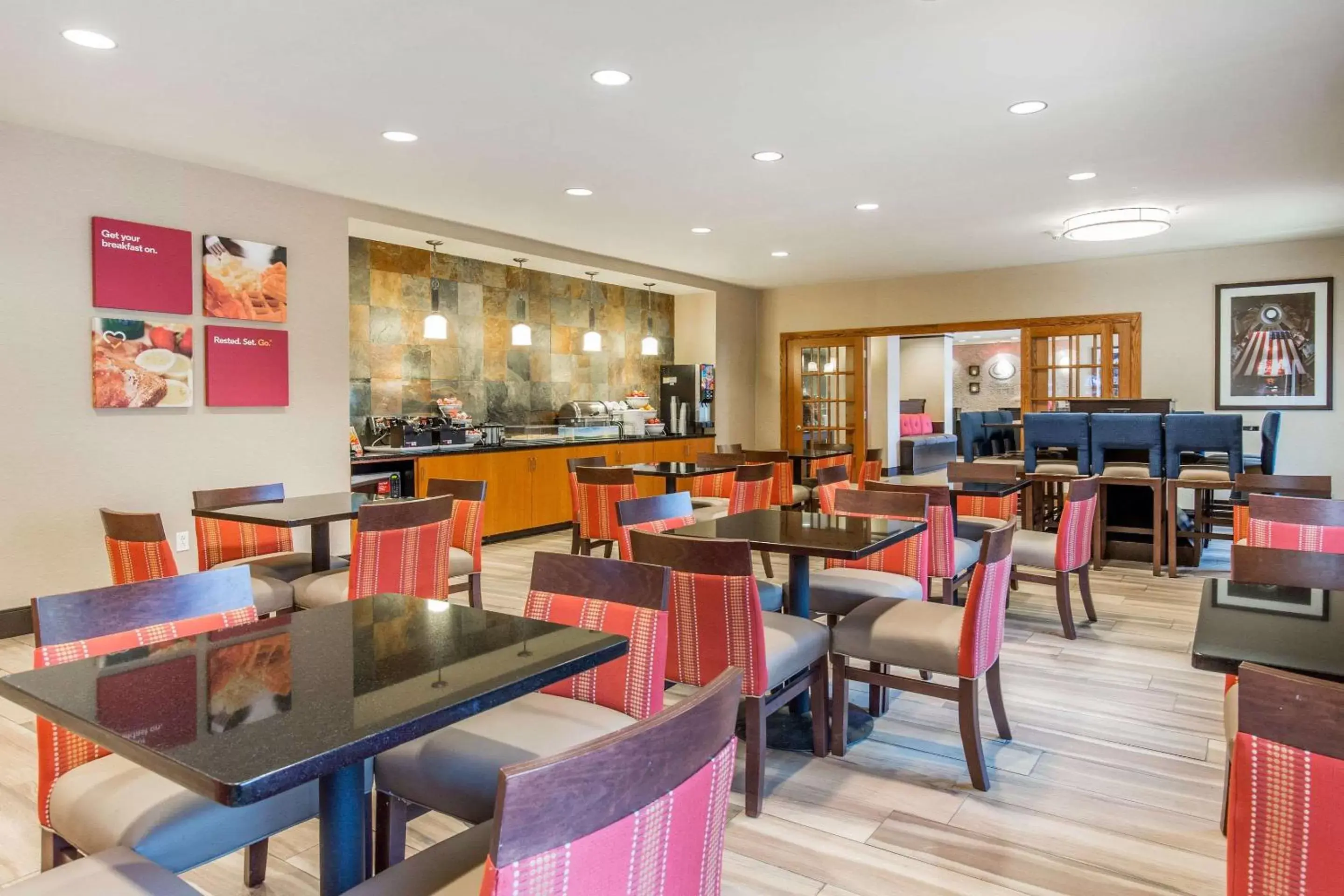 Restaurant/Places to Eat in Comfort Suites Fairview Heights