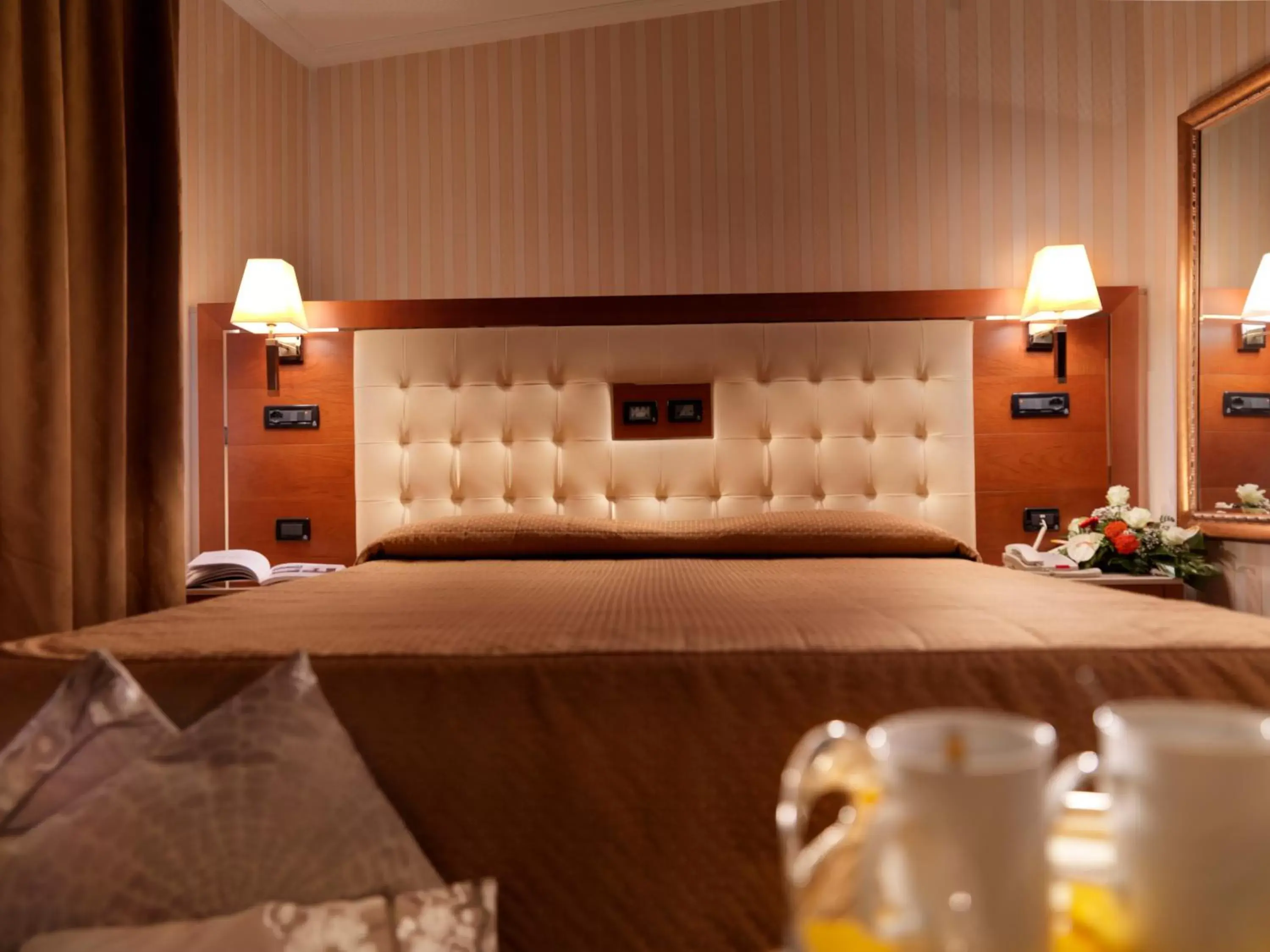Coffee/tea facilities, Bed in Hotel Ariston