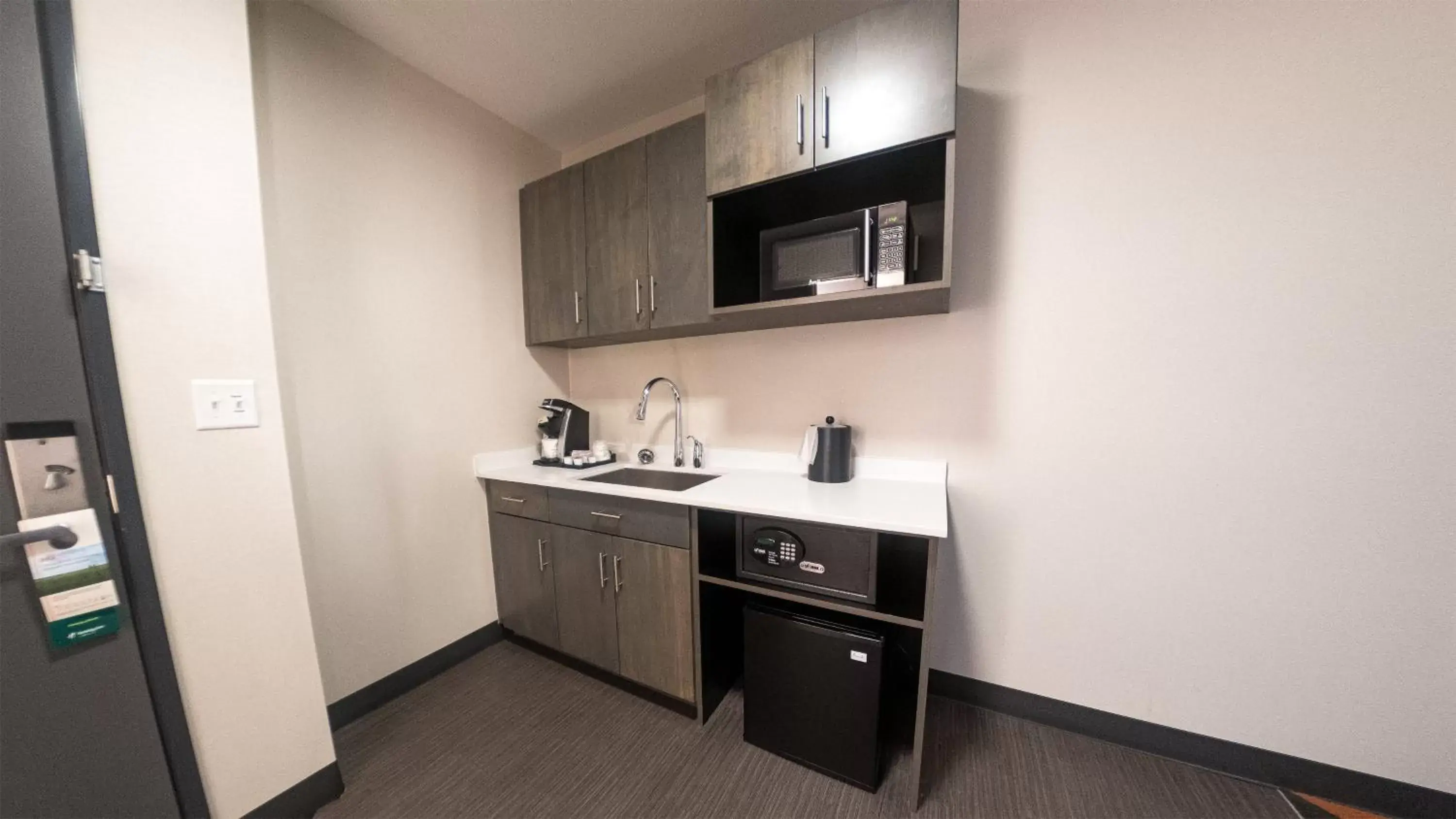 Photo of the whole room, Kitchen/Kitchenette in Holiday Inn & Suites Philadelphia W - Drexel Hill, an IHG Hotel