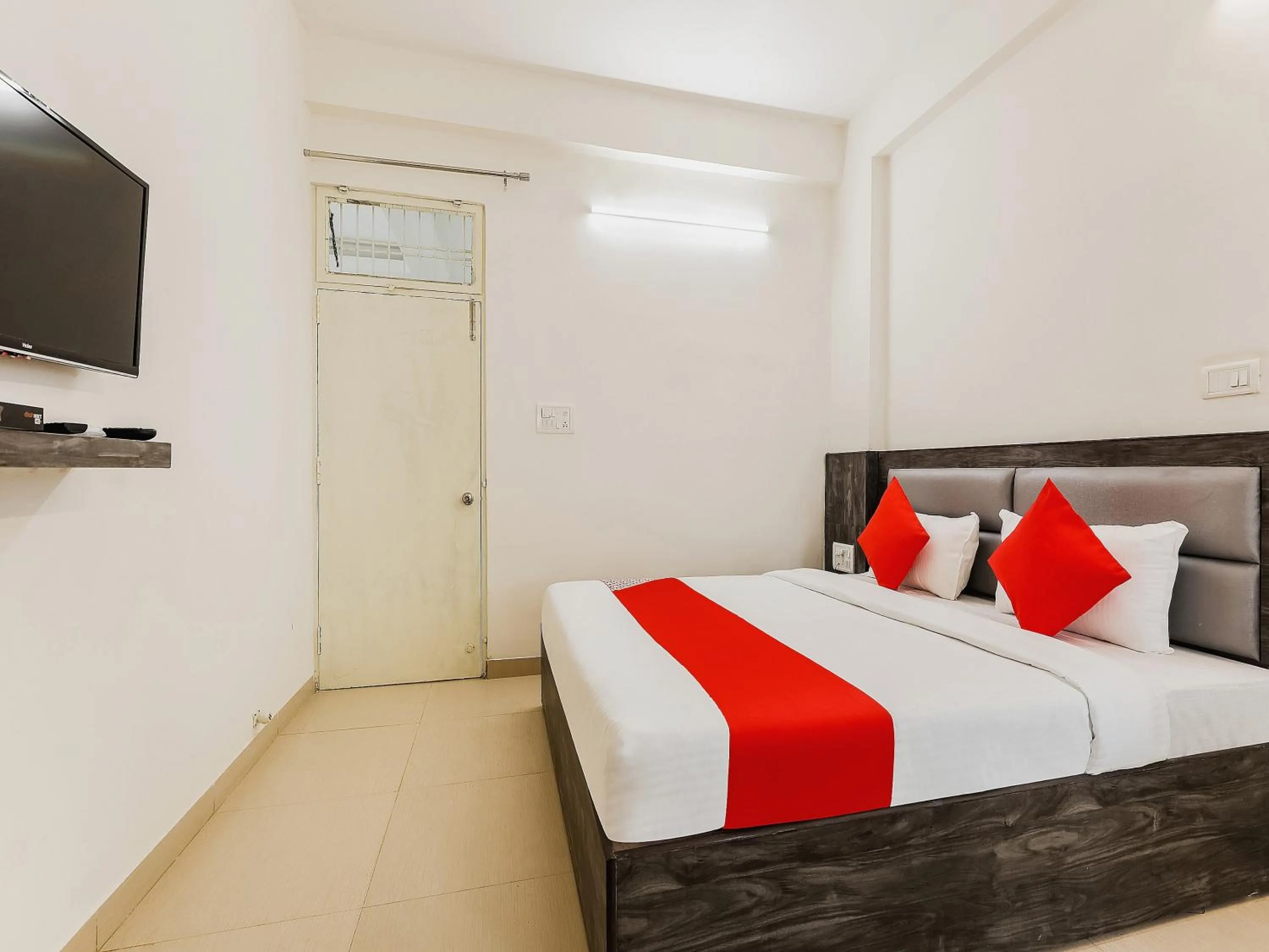 Bedroom, Bed in Tunez