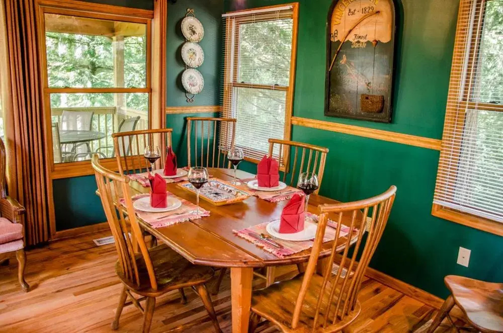 Dining area, Restaurant/Places to Eat in Asheville Cabins of Willow Winds