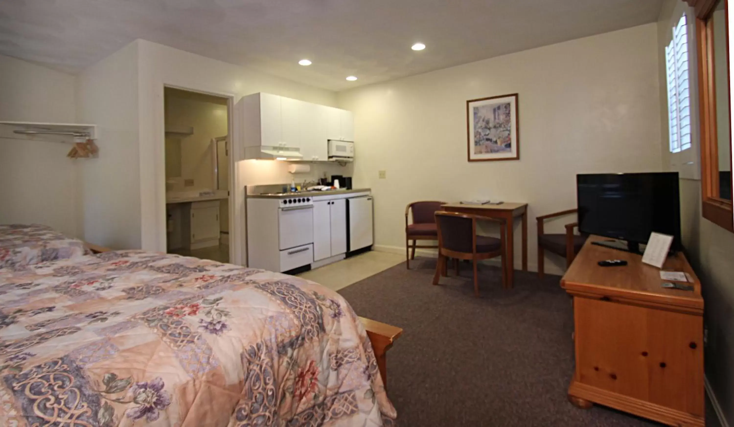 Two Queen Beds with Kitchenette in Hamilton Village Inn