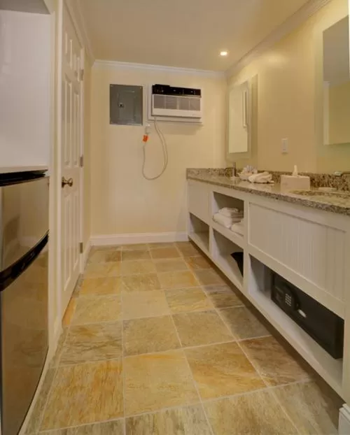 Bathroom, Kitchen/Kitchenette in Norseman Resort on the Beach