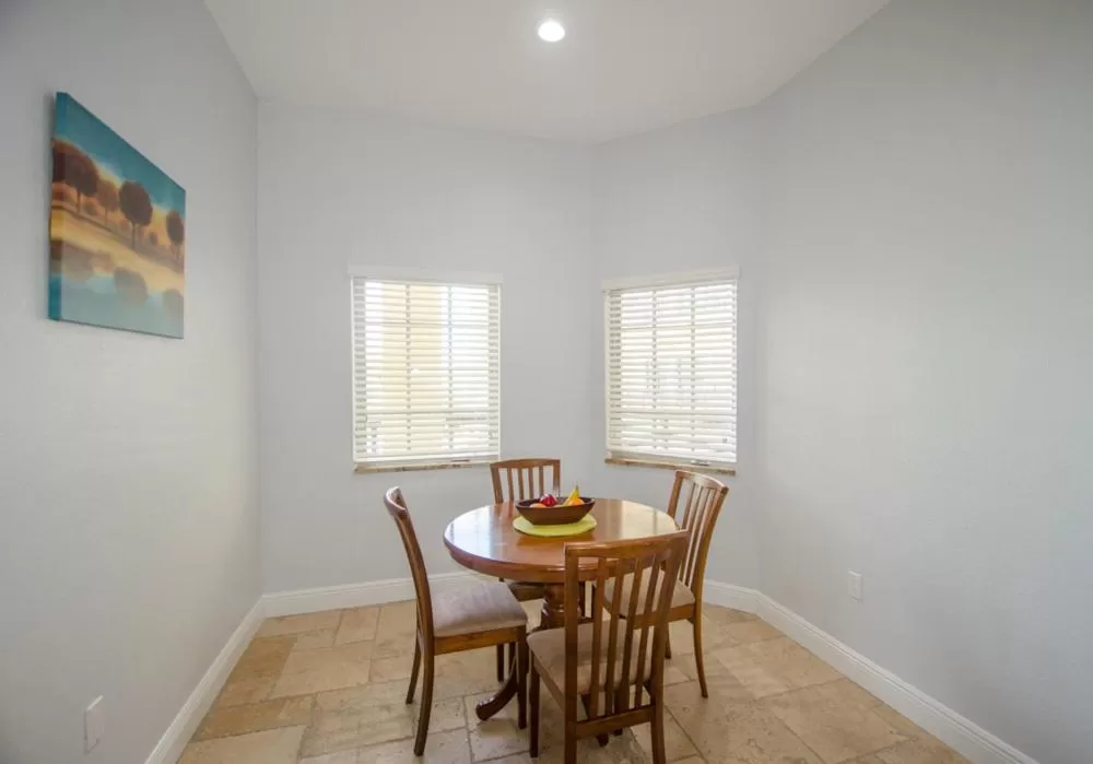 Dining area in Vistalmar Beach Resort