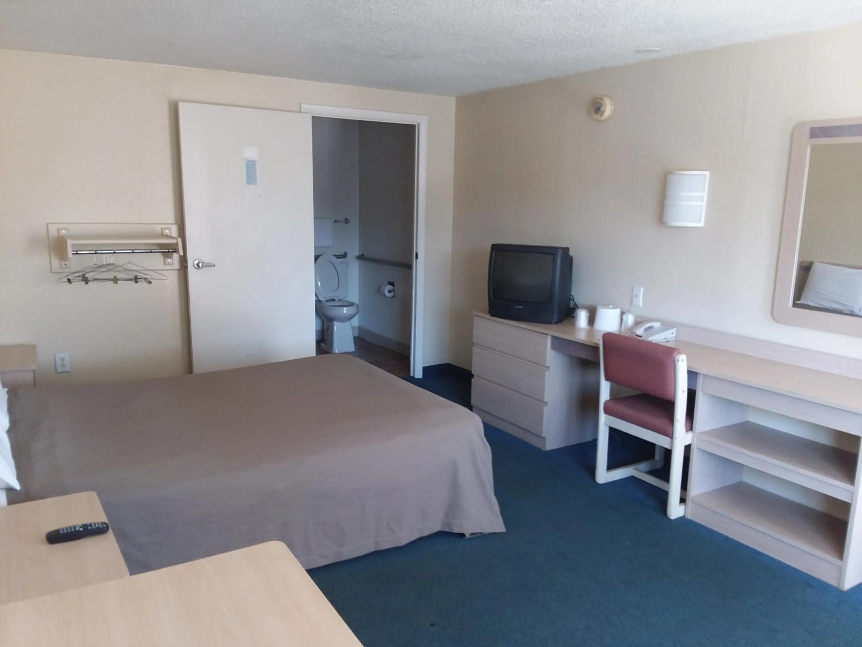 Queen Room - Mobility Access/Non-Smoking in Knights Inn Burlington NC