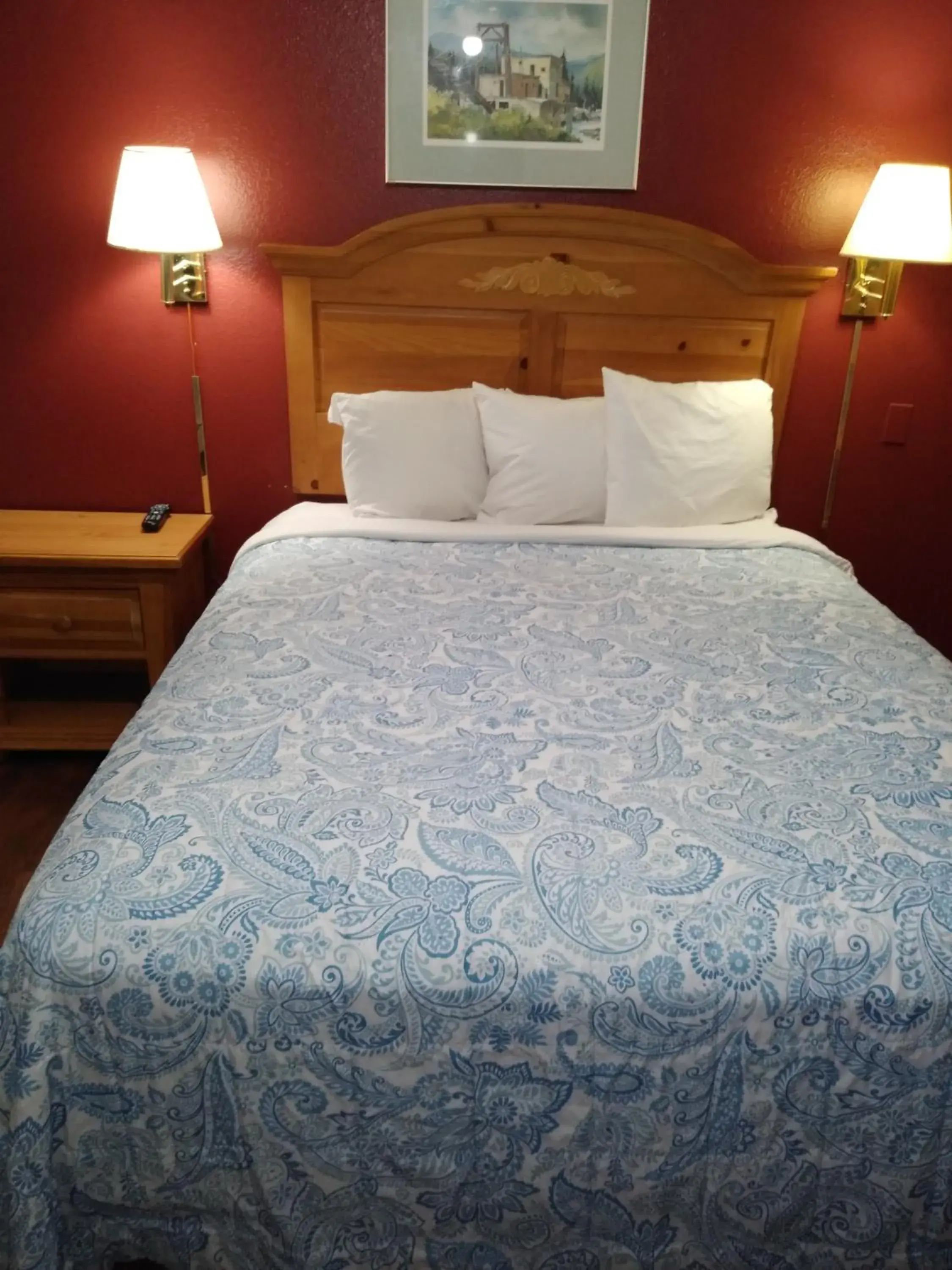 Bed in Econo Inn