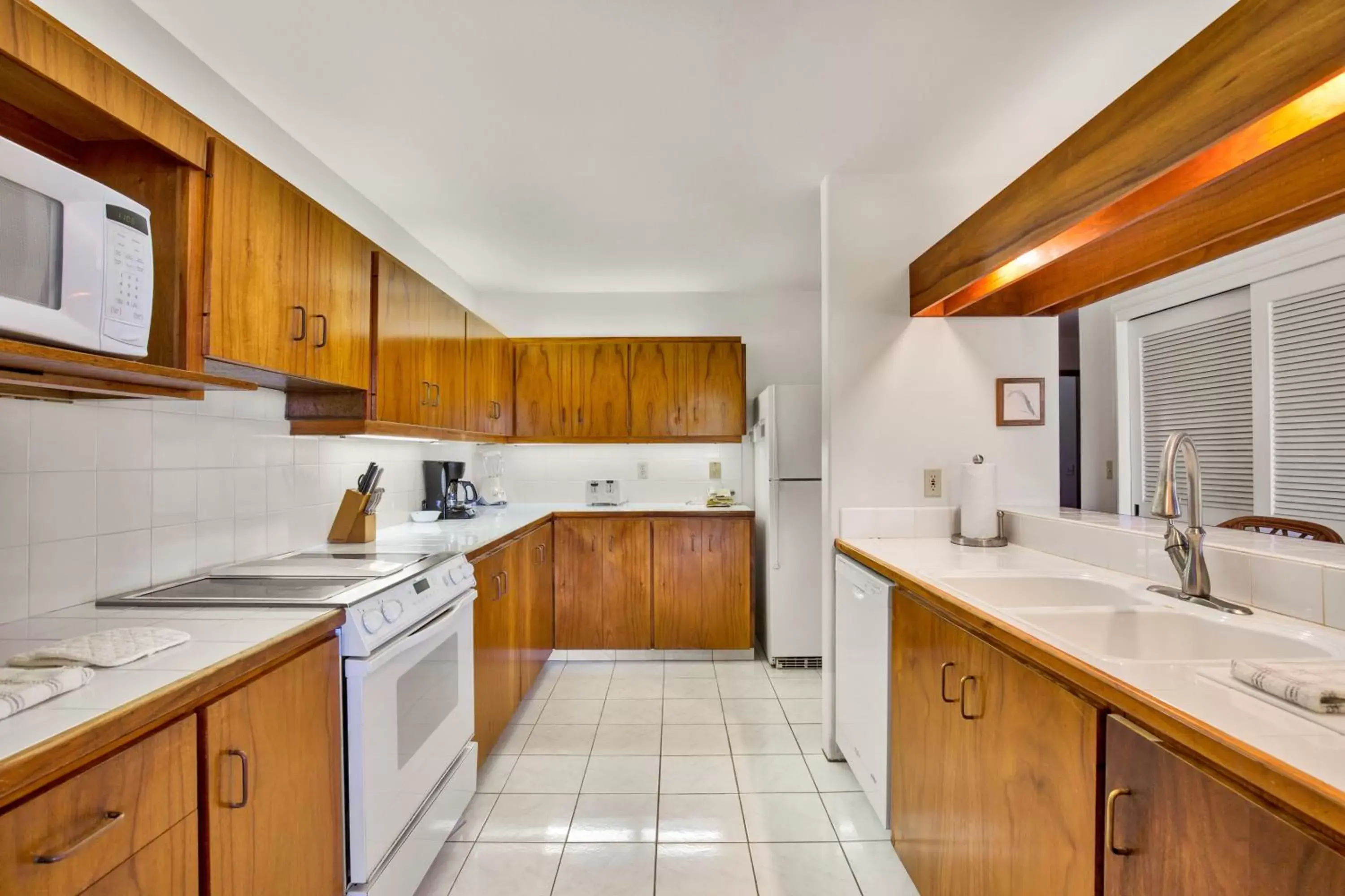 Kitchen/Kitchenette in Kanaloa at Kona by Castle Resorts & Hotels