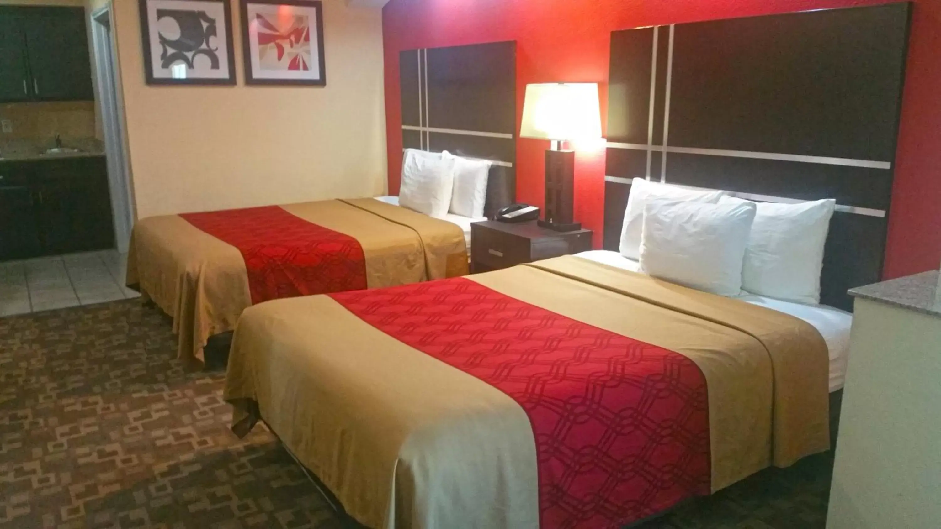 Bed in Regency Inn & Suites - Baytown