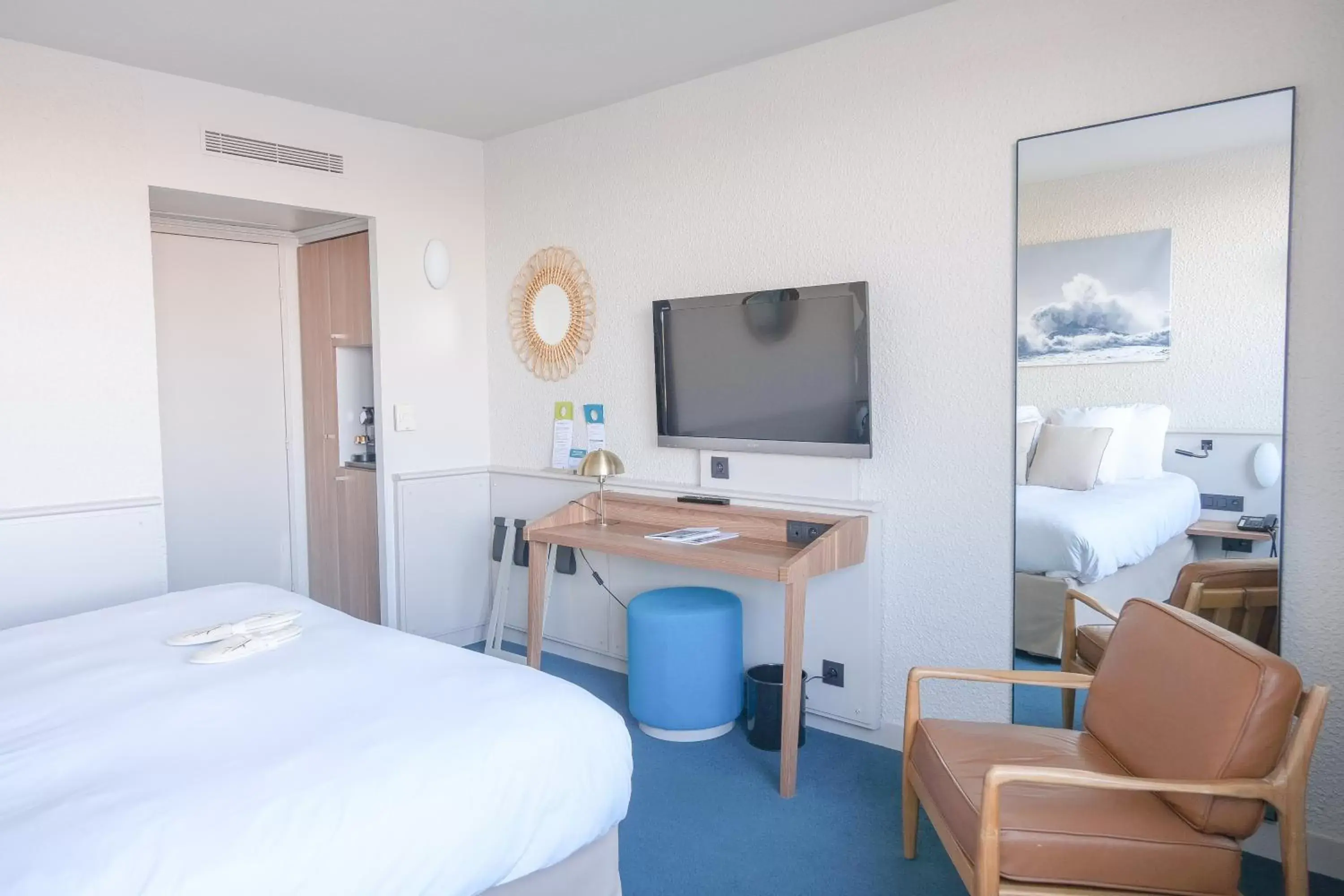 Bed, TV/Entertainment Center in Thalazur Carnac - Hôtel & Spa Bed, TV/Entertainment Center in Thalazur Carnac - Hôtel & Spa