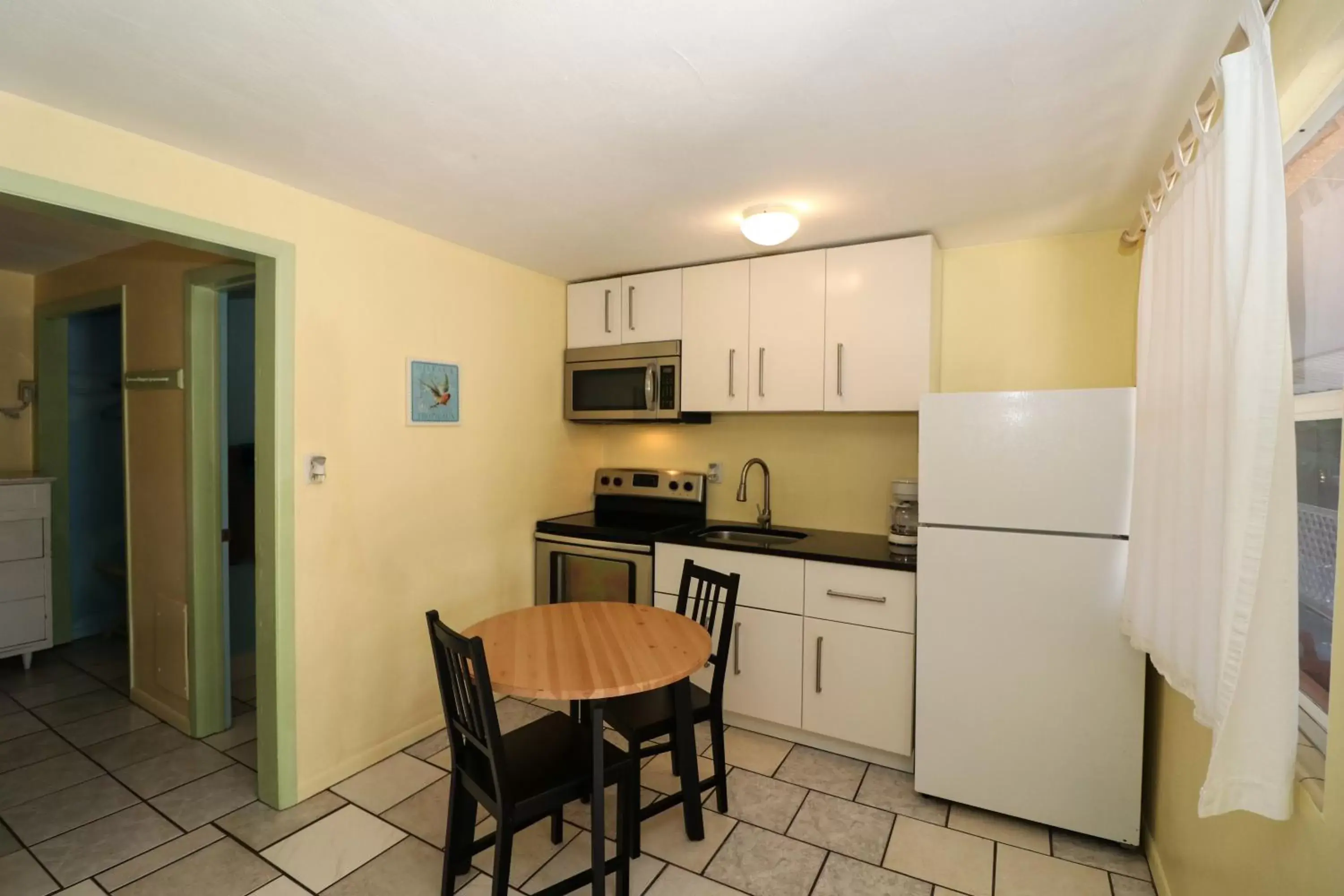 Kitchen/Kitchenette in Grove City Motel