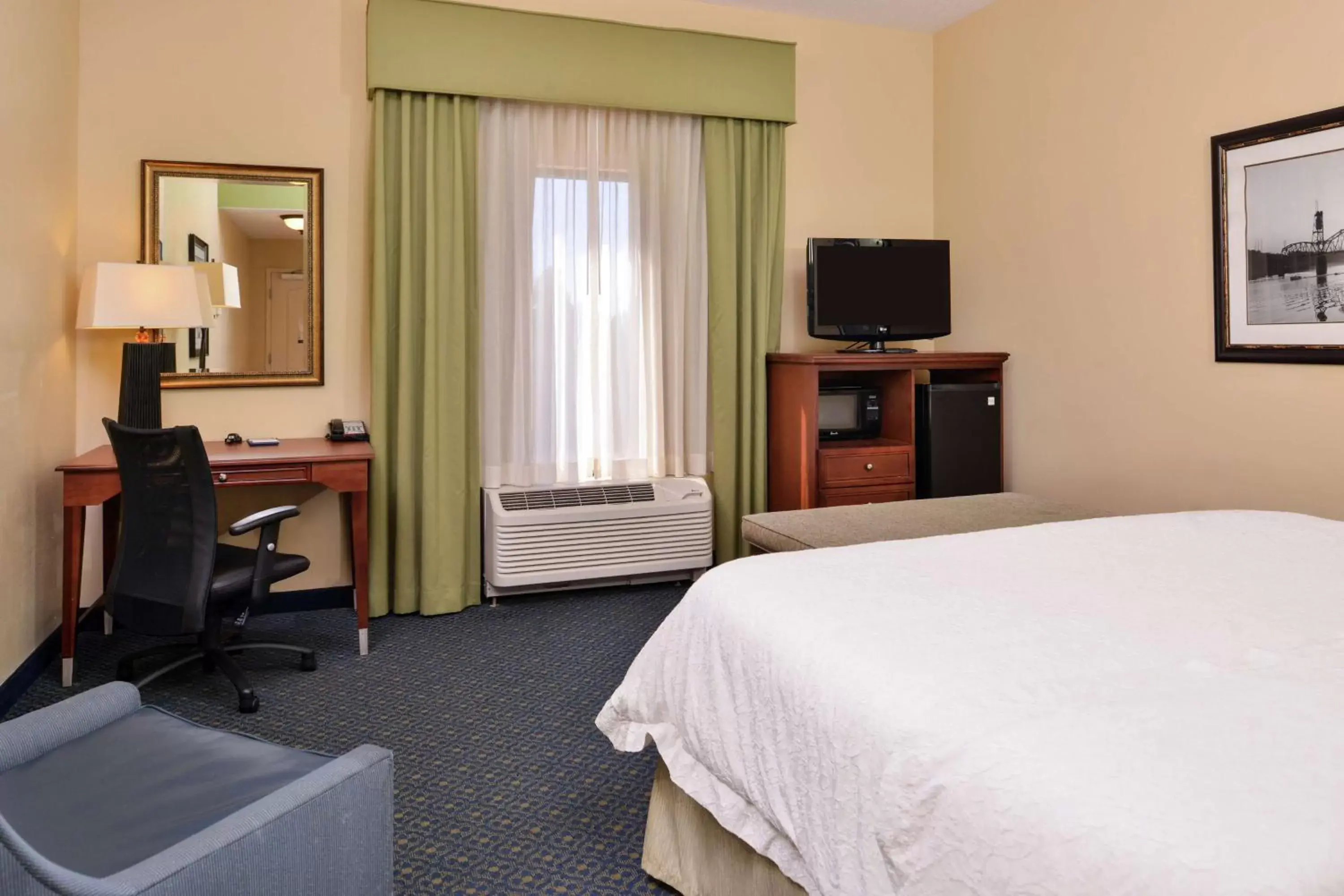 Bedroom, TV/Entertainment Center in Hampton Inn Jackson-College Avenue