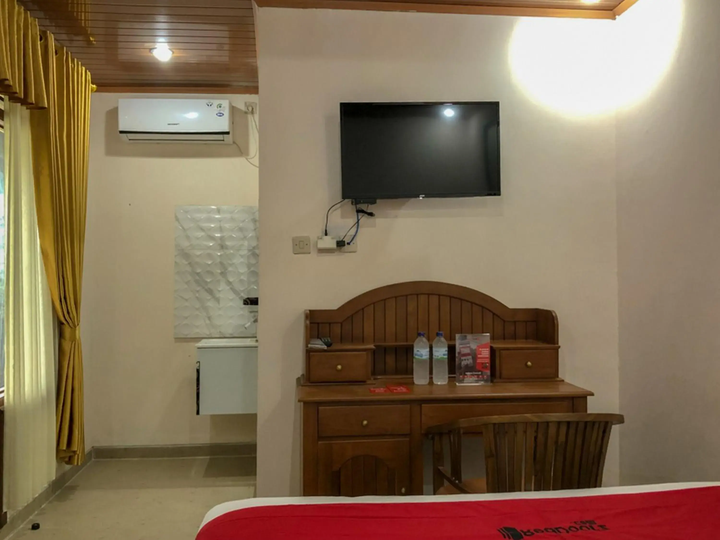 TV/Entertainment Center in RedDoorz near XT Square 3