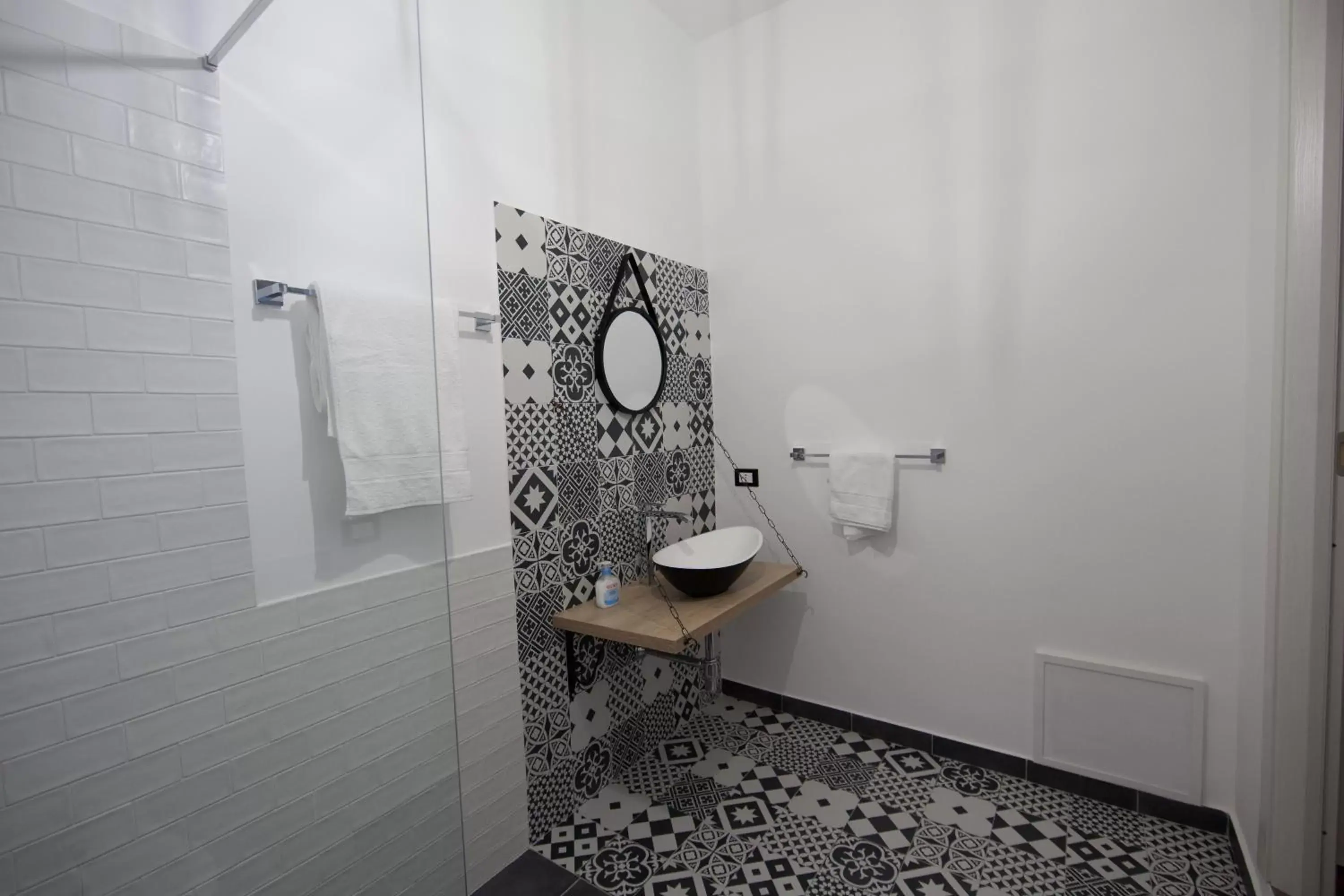 Shower, Bathroom in Il Genoardo Della Zisa
