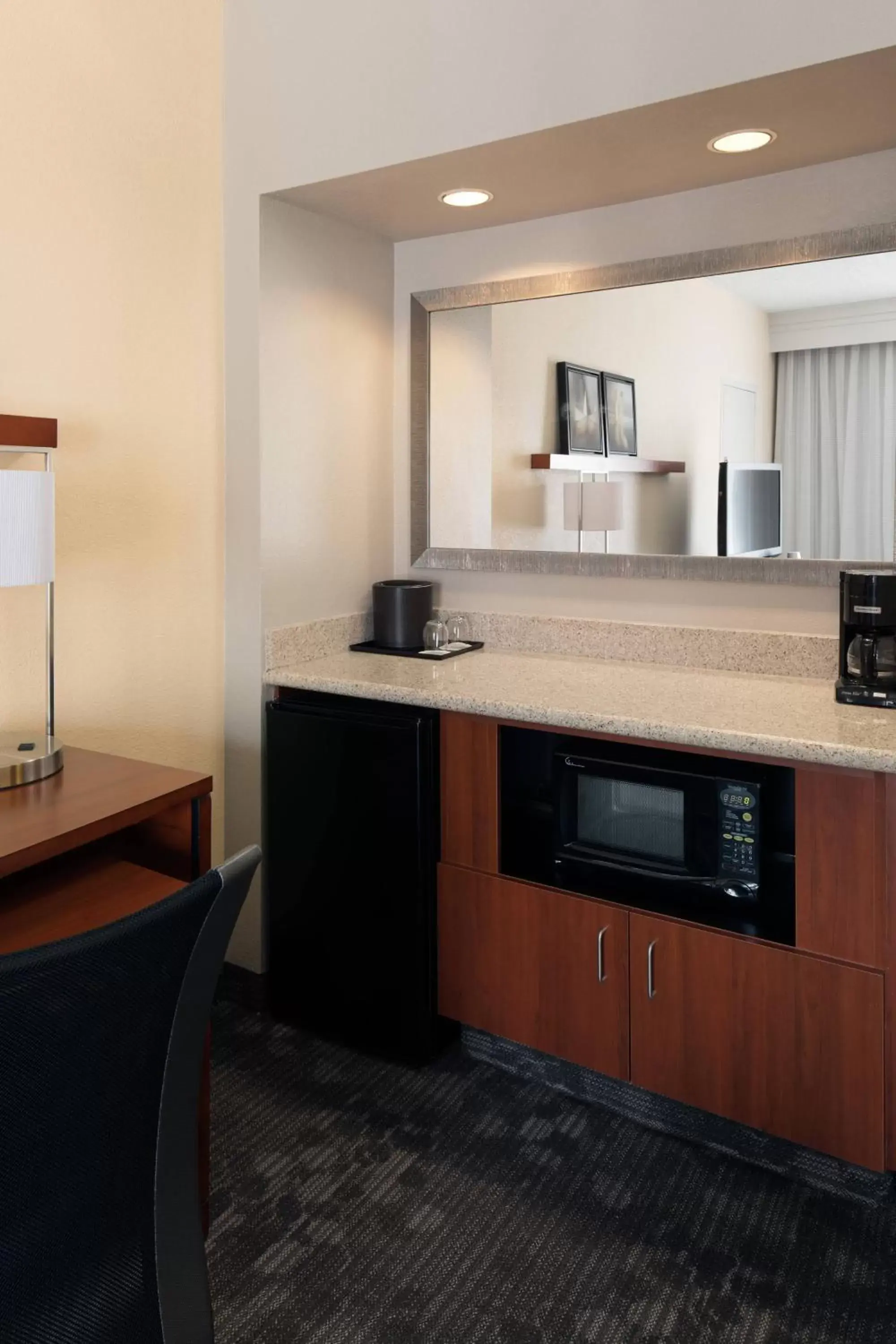 Photo of the whole room, Kitchen/Kitchenette in Courtyard by Marriott Denver Central Park