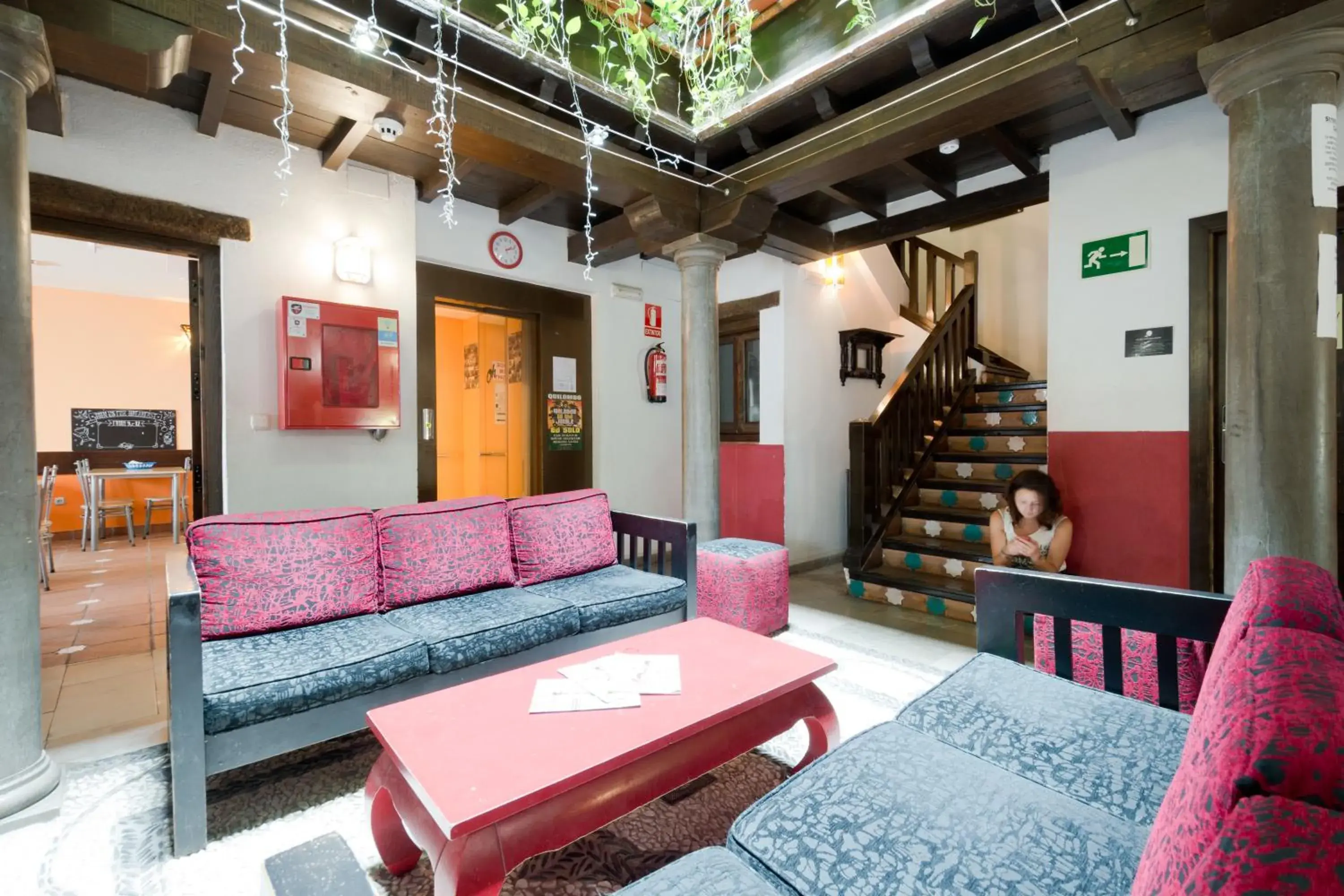 Seating area, Lobby/Reception in Oasis Backpackers' Hostel Granada