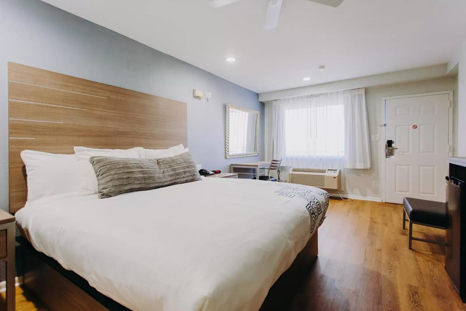 Bed in Scottish Inn & Suites - Kemah Boardwalk